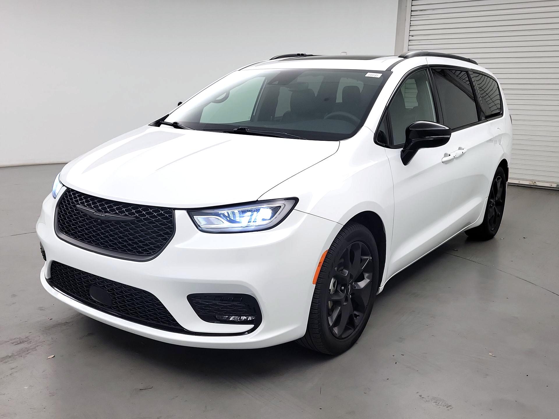 Thumbnail: 2025 Chrysler Pacifica - 3