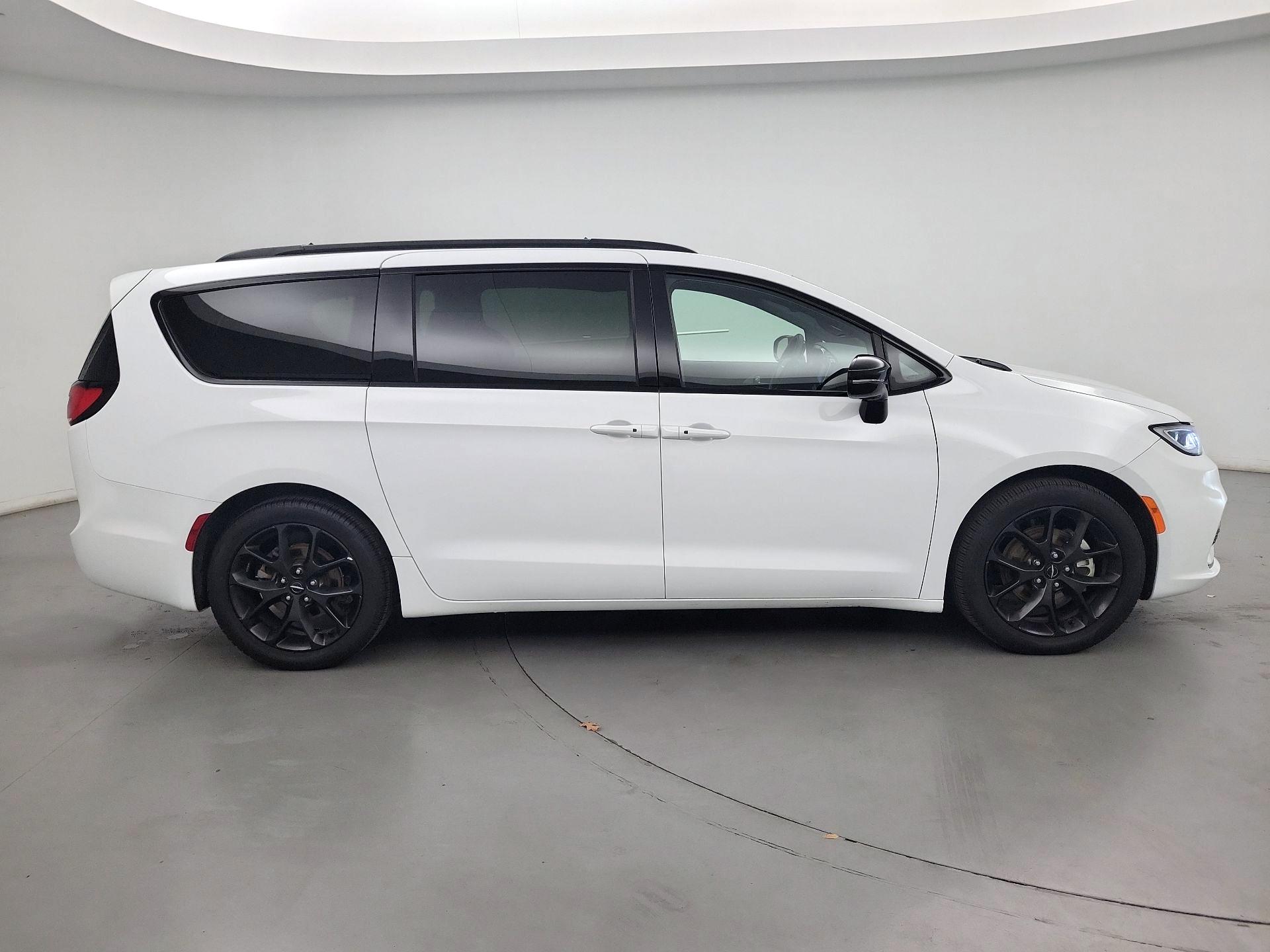 Thumbnail: 2025 Chrysler Pacifica - 4