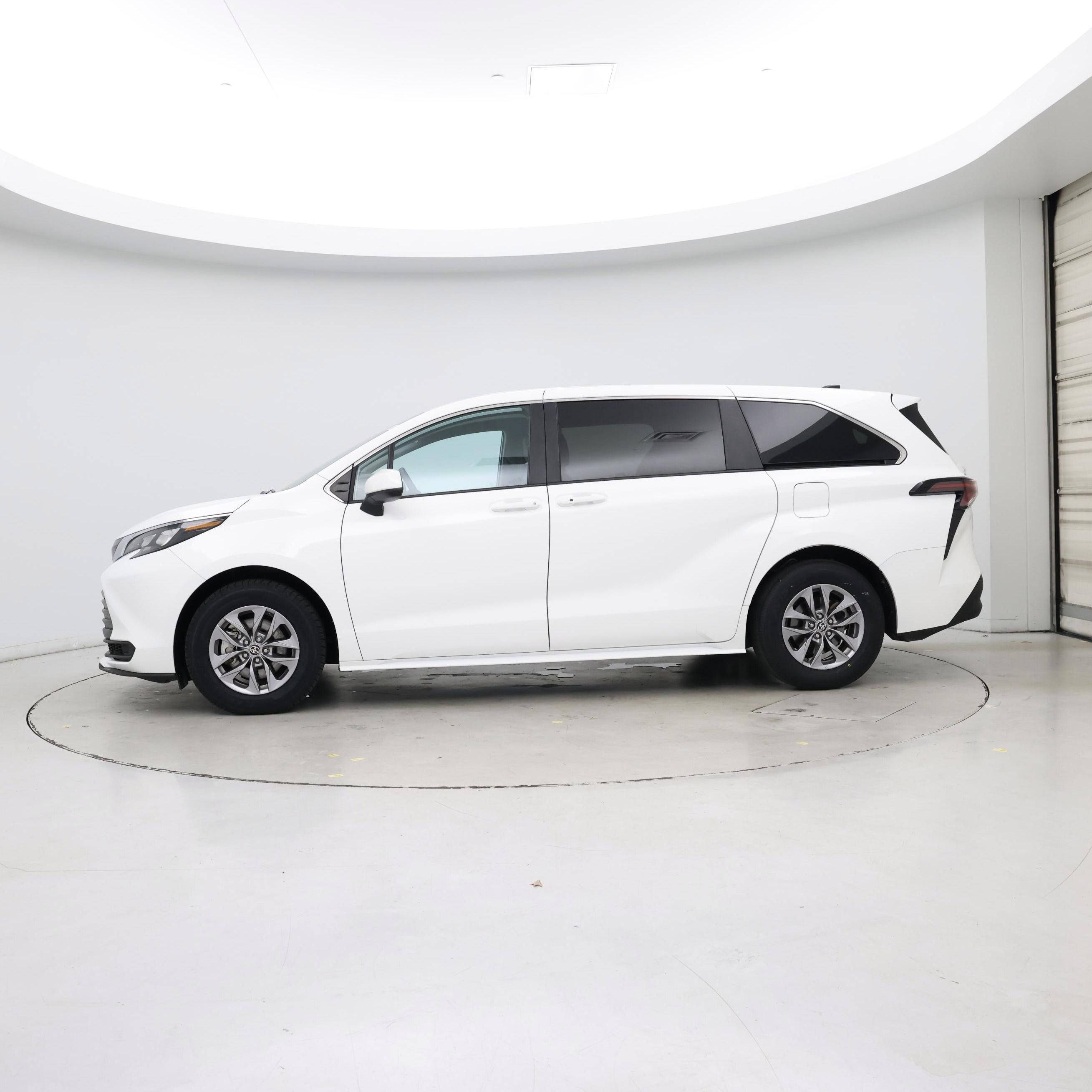 Thumbnail: 2024 Toyota Sienna - 3