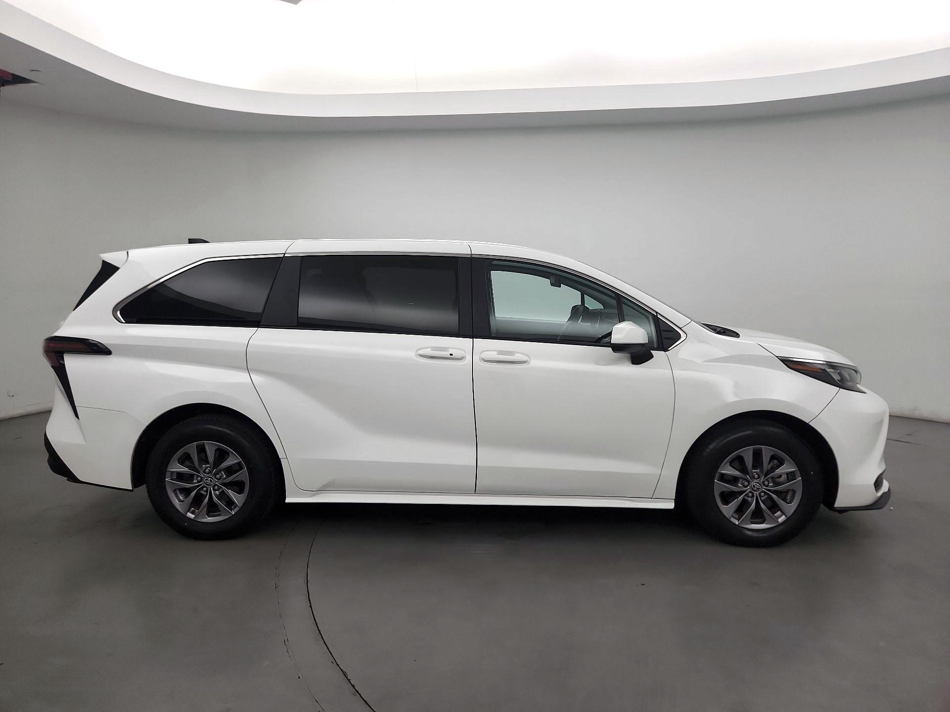 Thumbnail: 2024 Toyota Sienna - 4