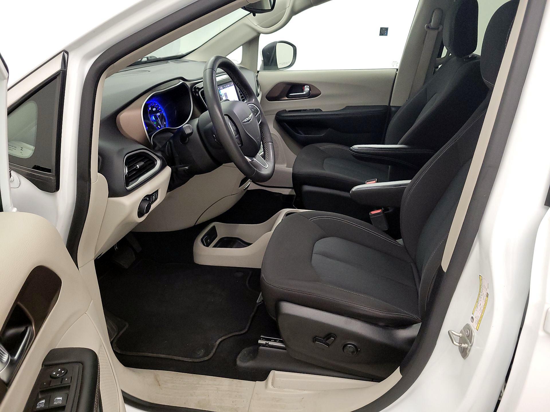 Thumbnail: 2023 Chrysler Voyager - 11