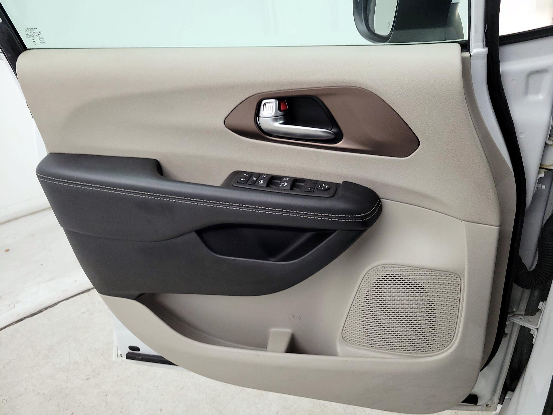 Thumbnail: 2023 Chrysler Voyager - 12