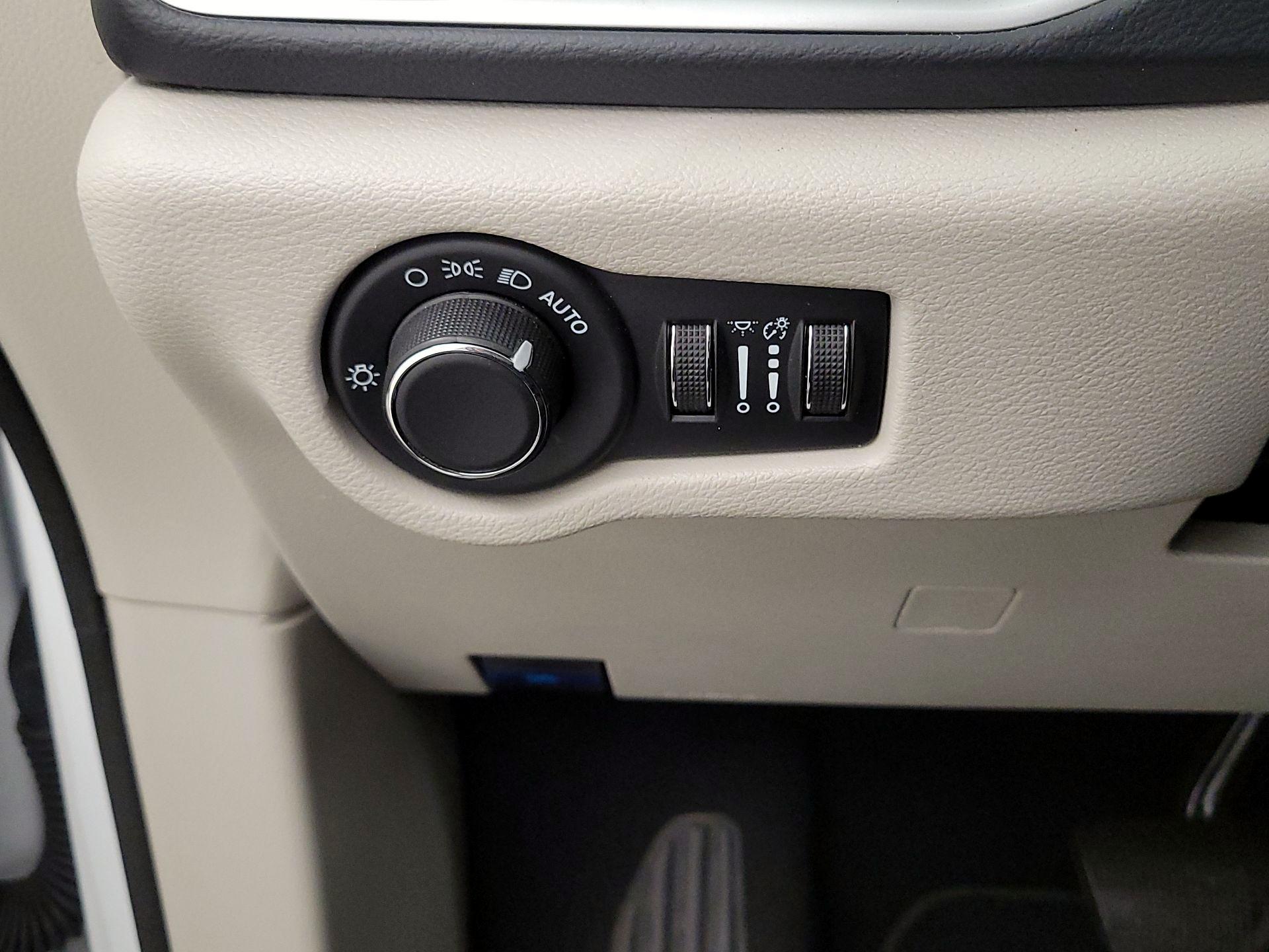 Thumbnail: 2023 Chrysler Voyager - 13