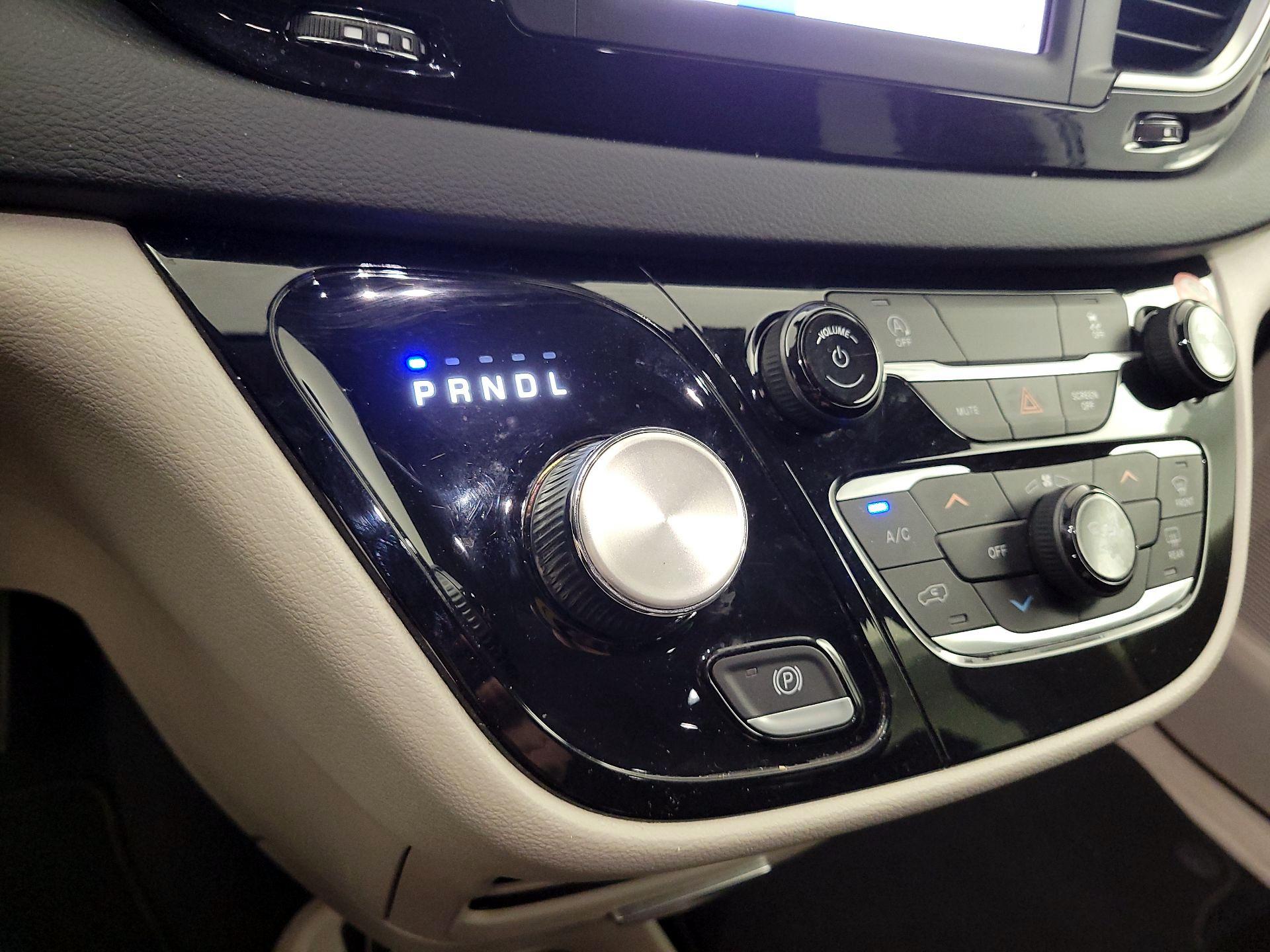 Thumbnail: 2023 Chrysler Voyager - 17