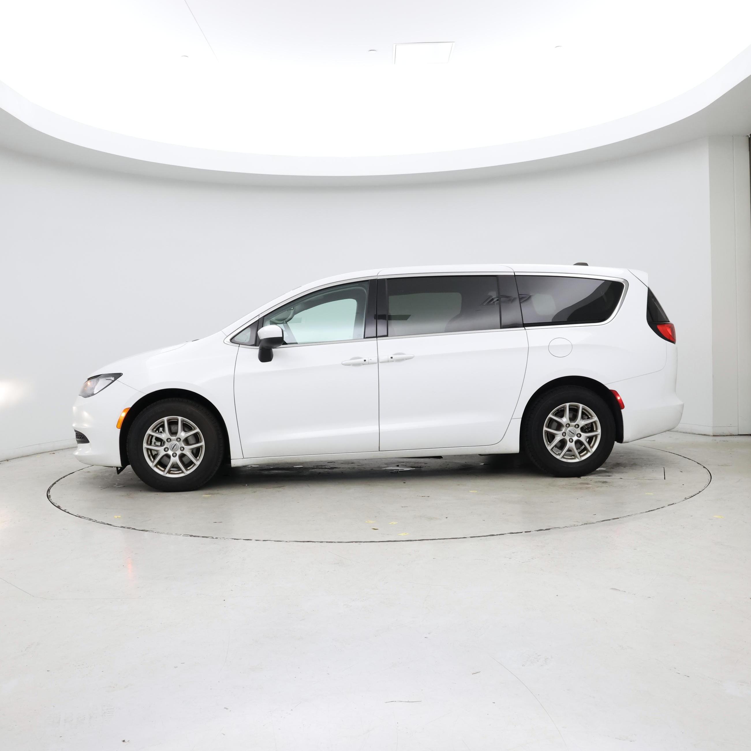 Thumbnail: 2023 Chrysler Voyager - 3