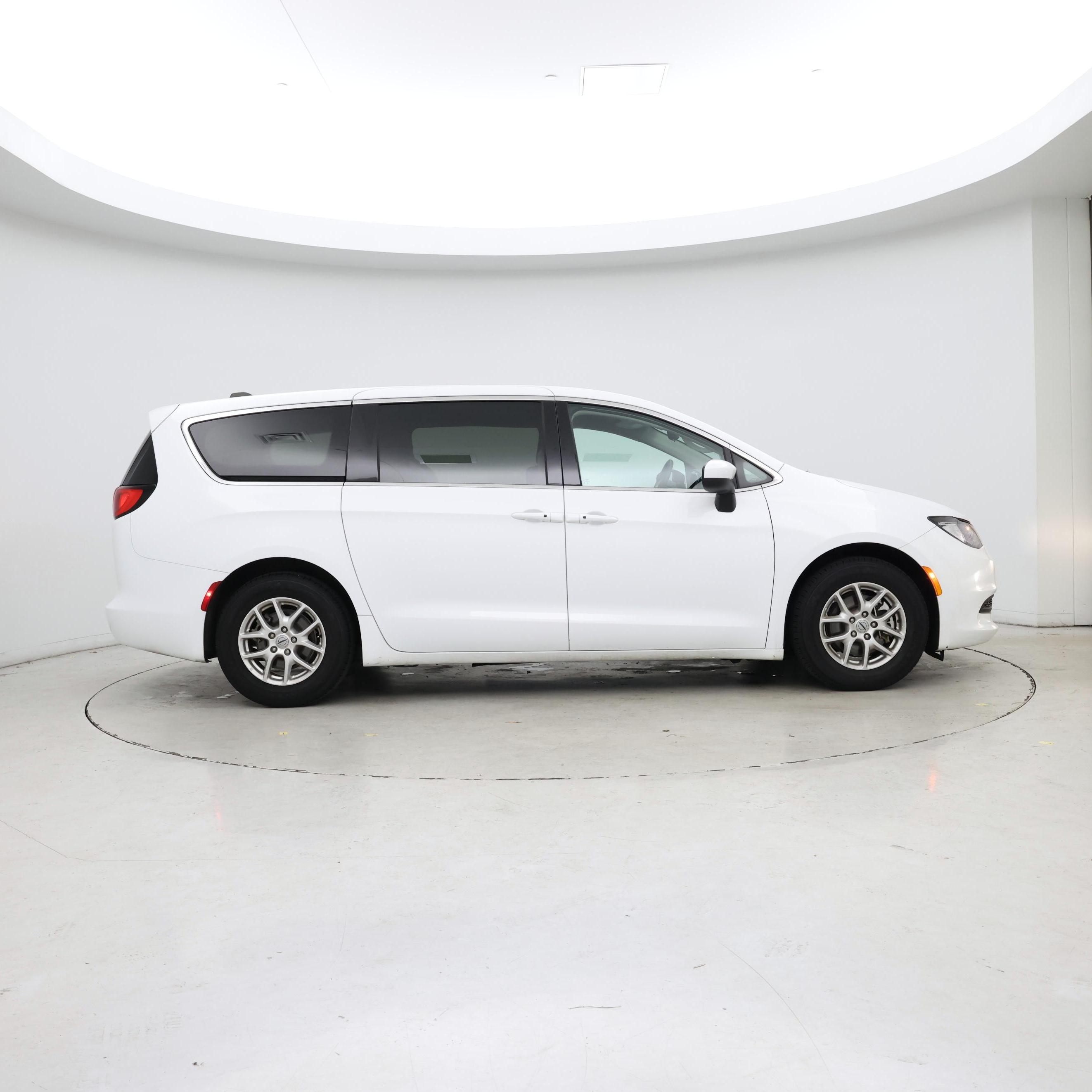 Thumbnail: 2023 Chrysler Voyager - 7