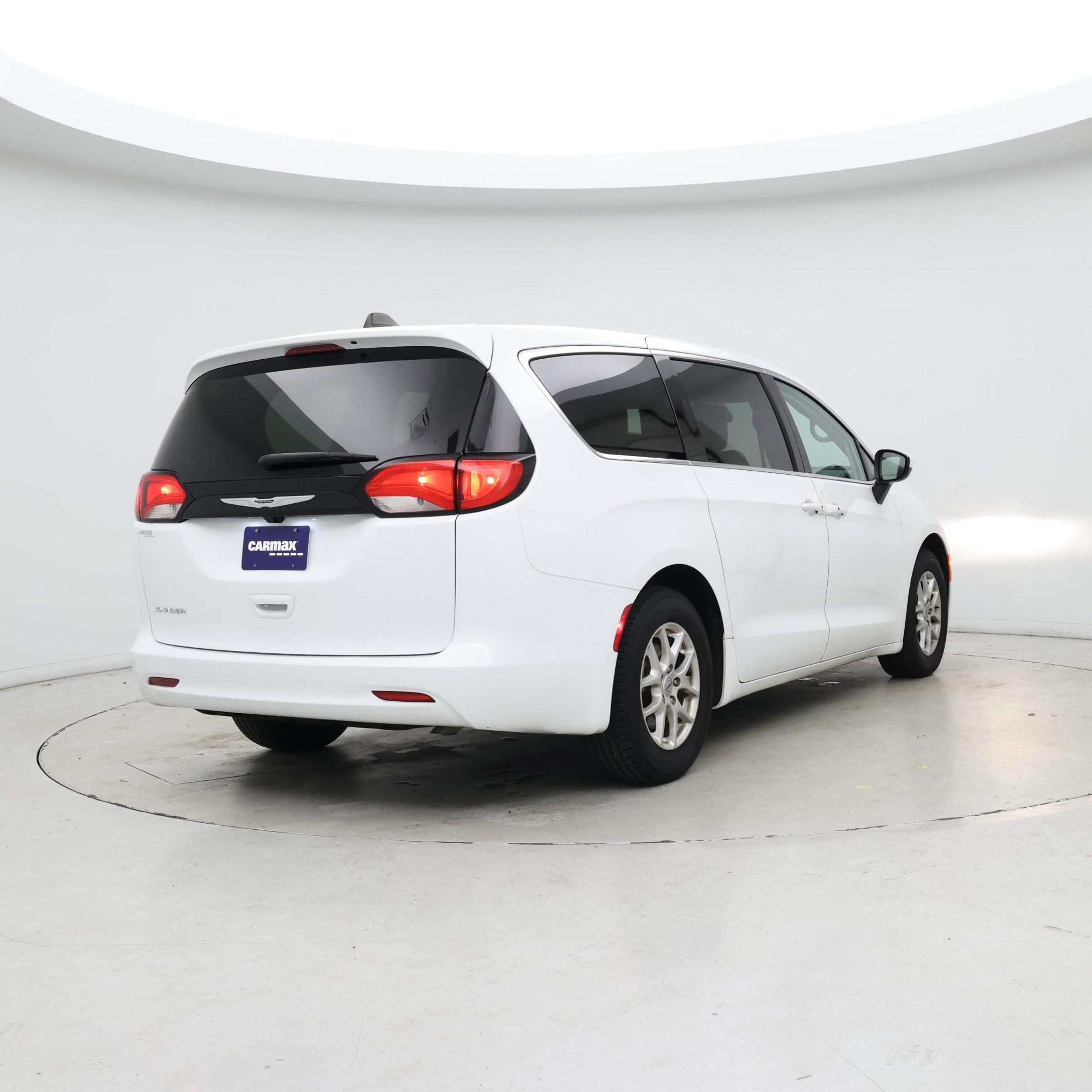 Thumbnail: 2023 Chrysler Voyager - 8