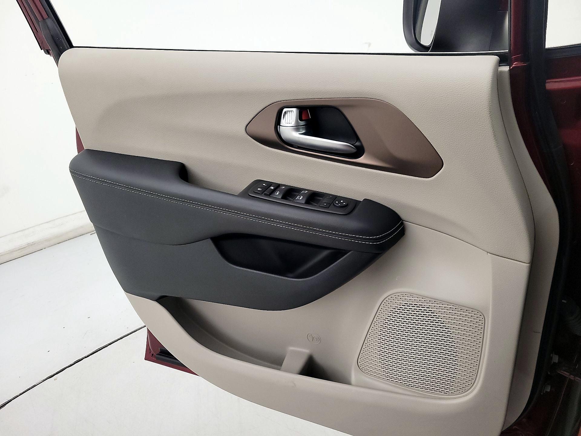 Thumbnail: 2023 Chrysler Voyager - 12