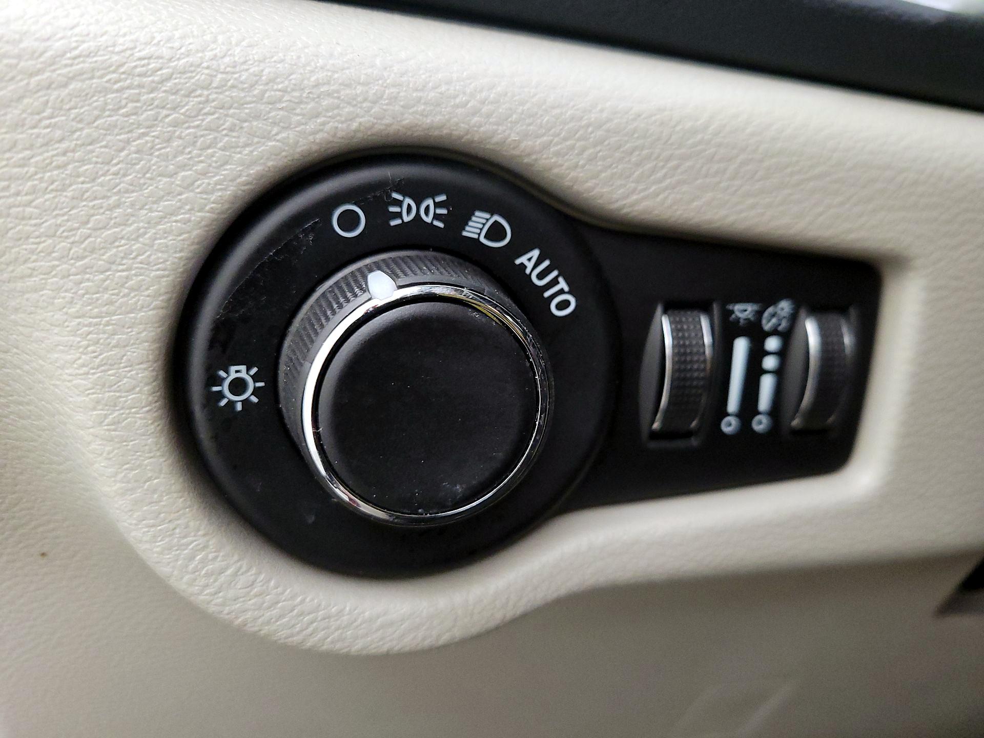 Thumbnail: 2023 Chrysler Voyager - 13