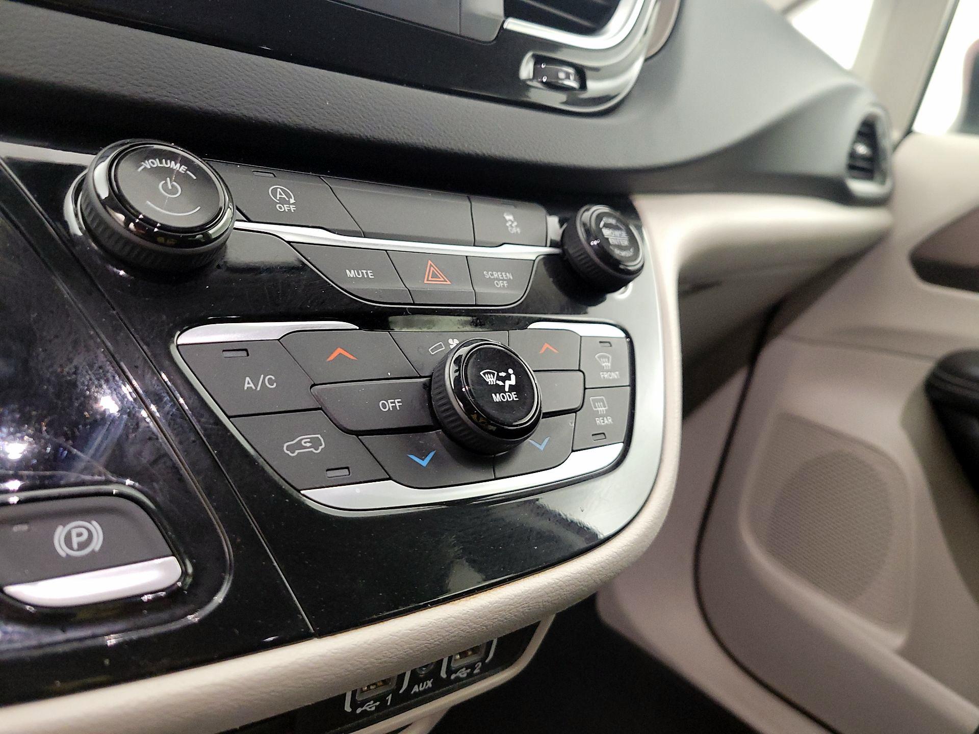 Thumbnail: 2023 Chrysler Voyager - 16