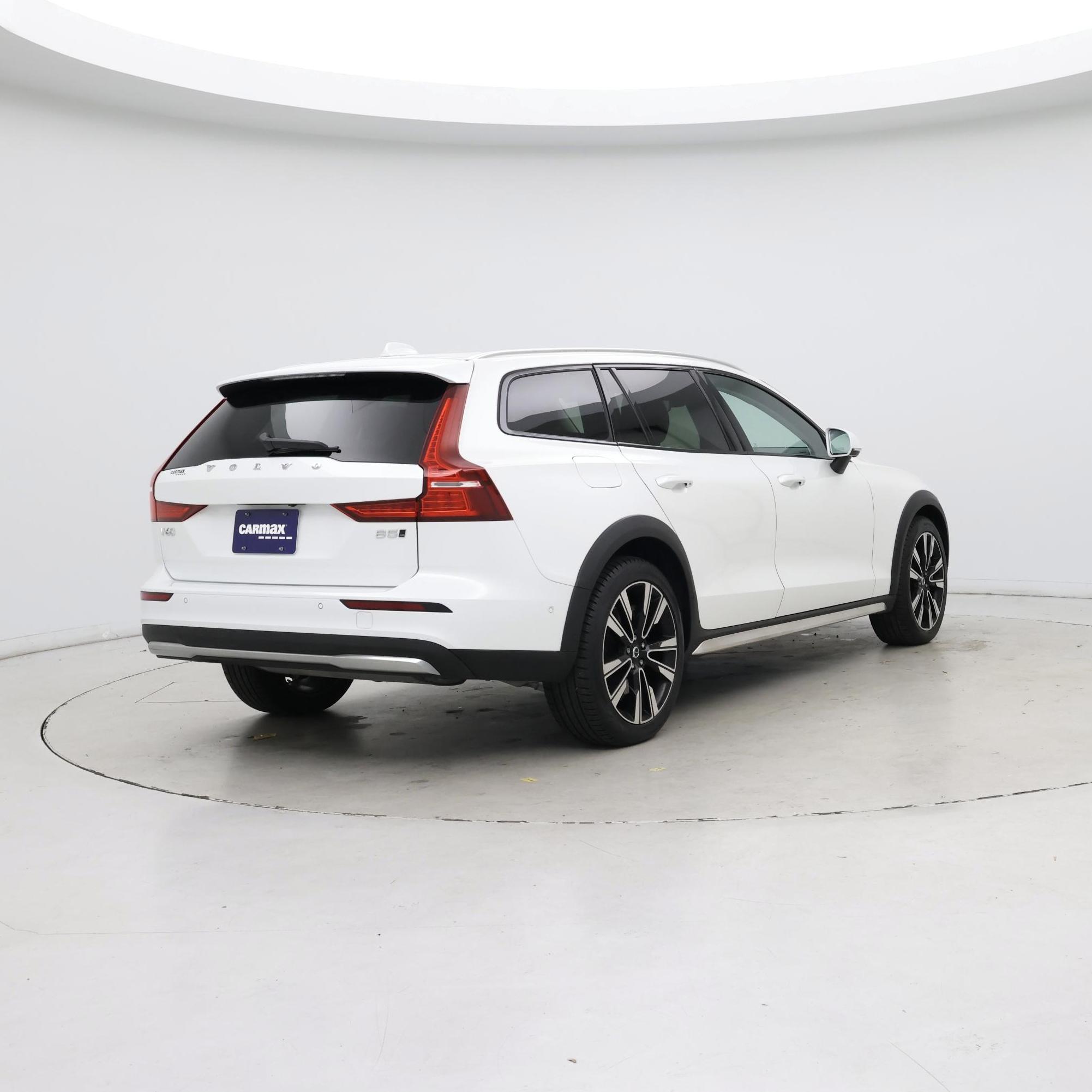 Thumbnail: 2023 Volvo S60 - 8