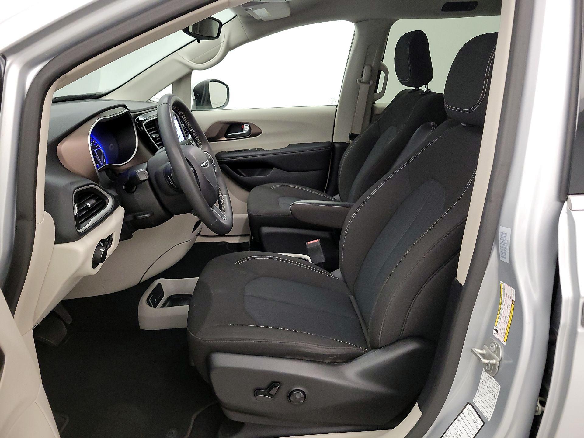 Thumbnail: 2023 Chrysler Voyager - 11