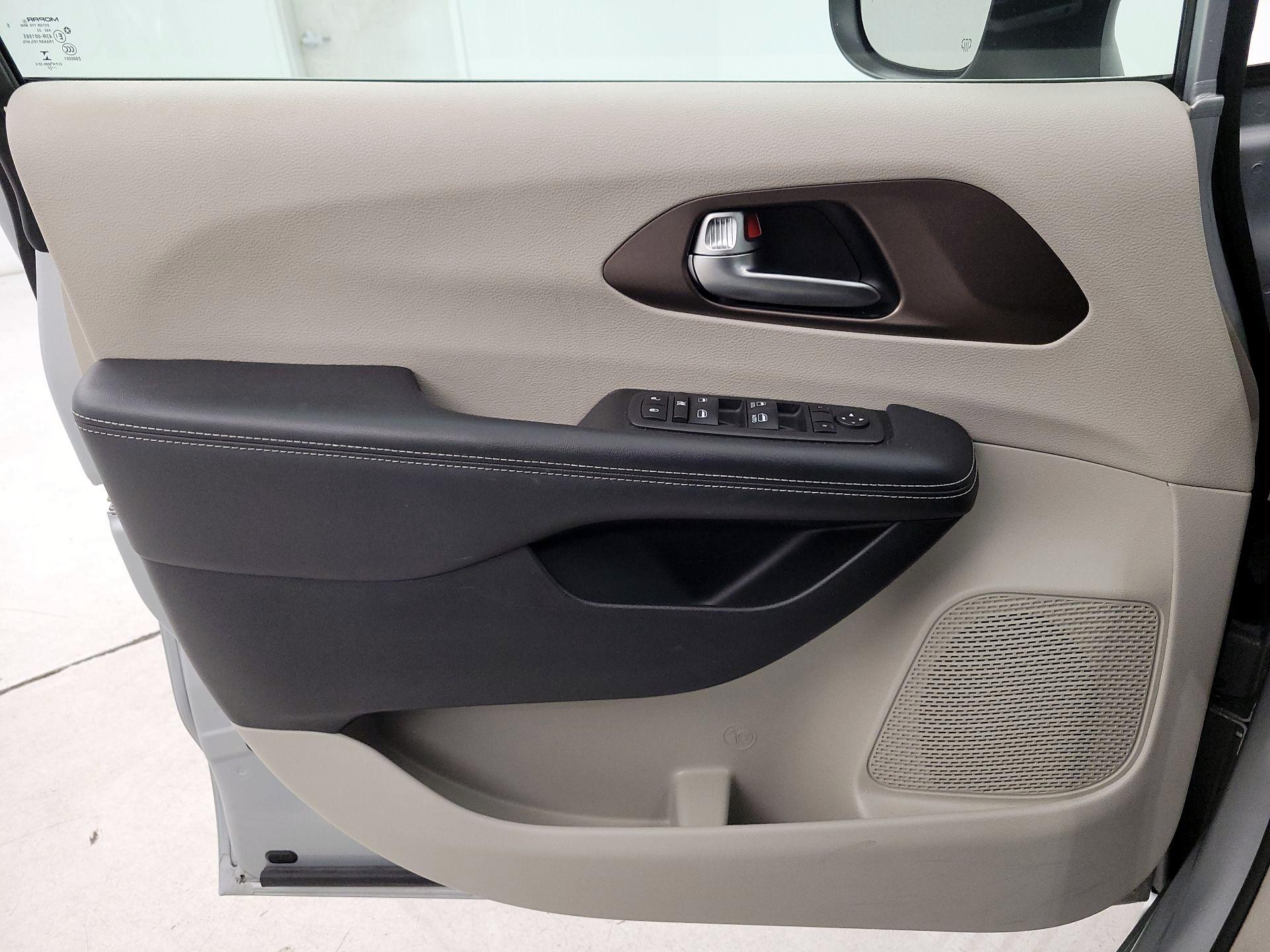 Thumbnail: 2023 Chrysler Voyager - 12