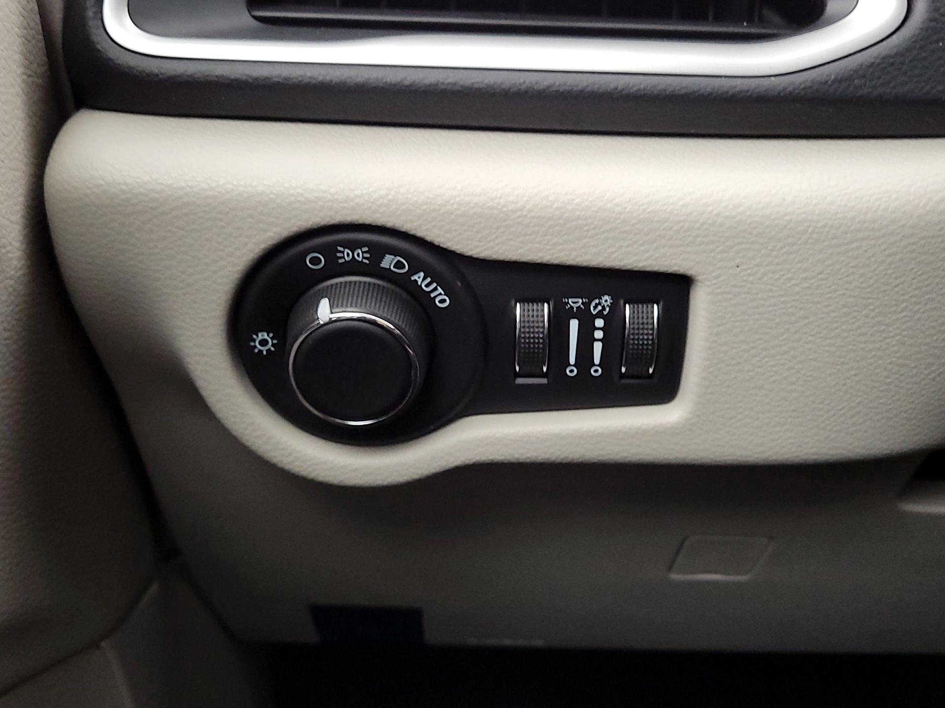 Thumbnail: 2023 Chrysler Voyager - 13