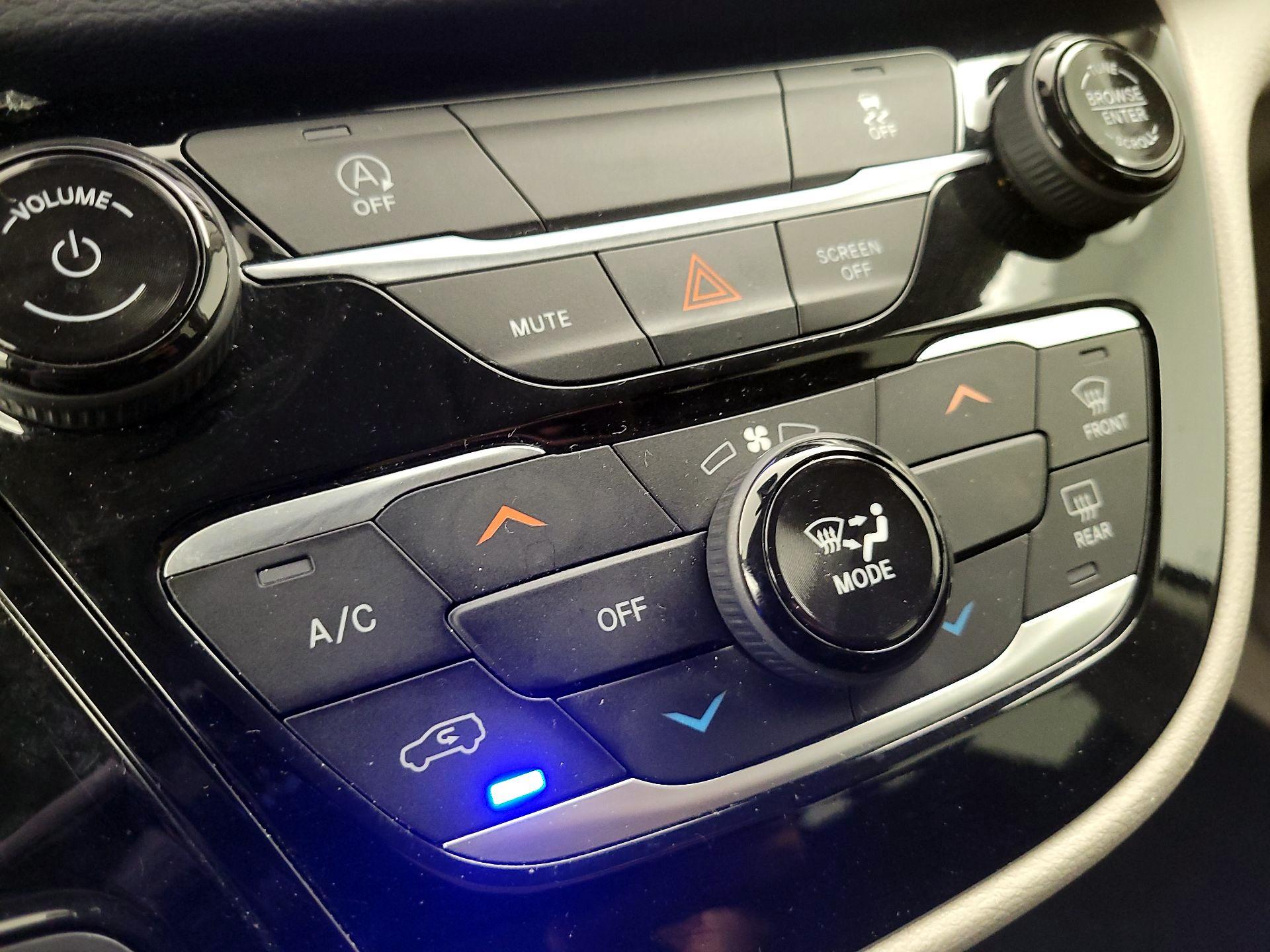 Thumbnail: 2023 Chrysler Voyager - 16