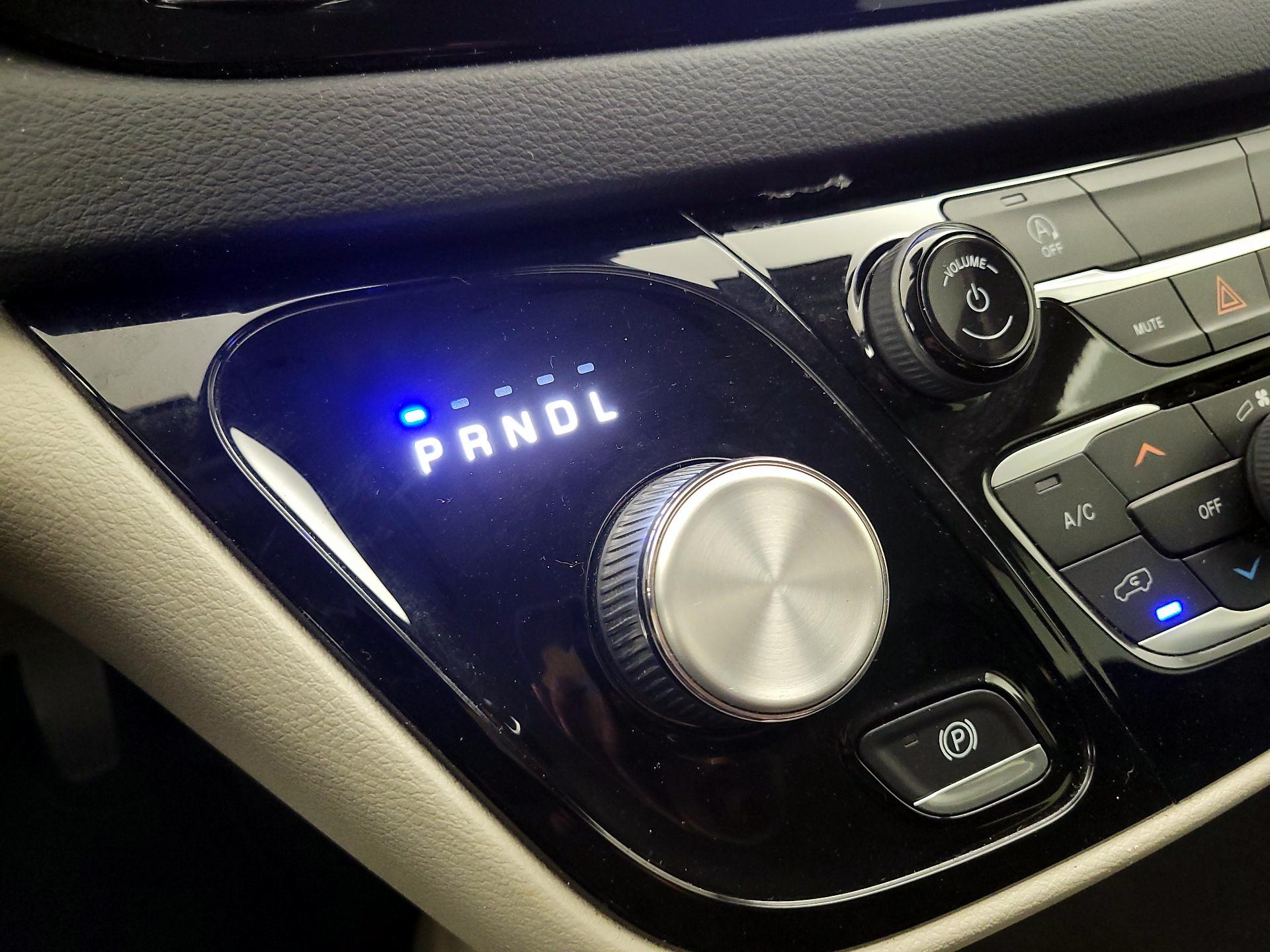 Thumbnail: 2023 Chrysler Voyager - 17