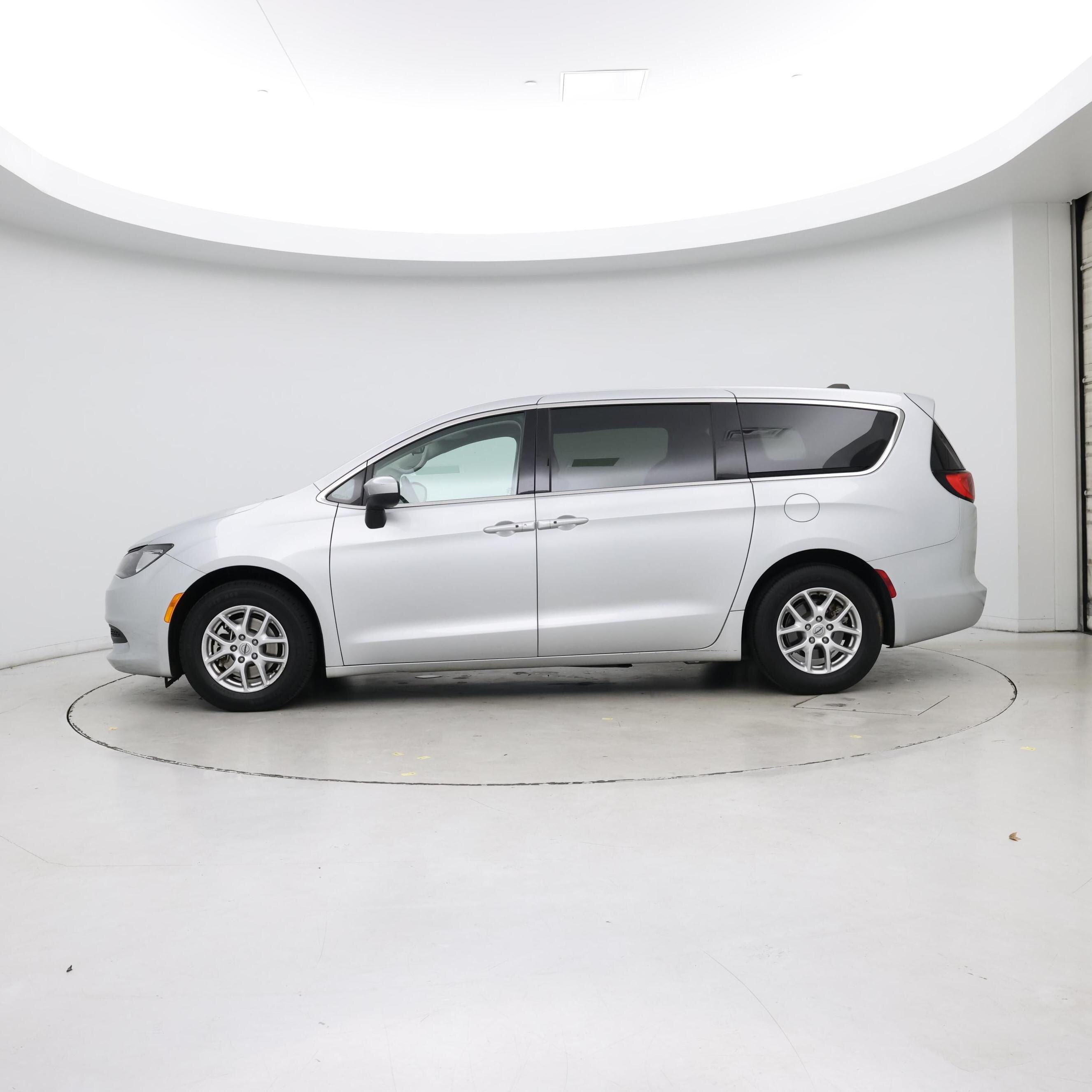 Thumbnail: 2023 Chrysler Voyager - 3