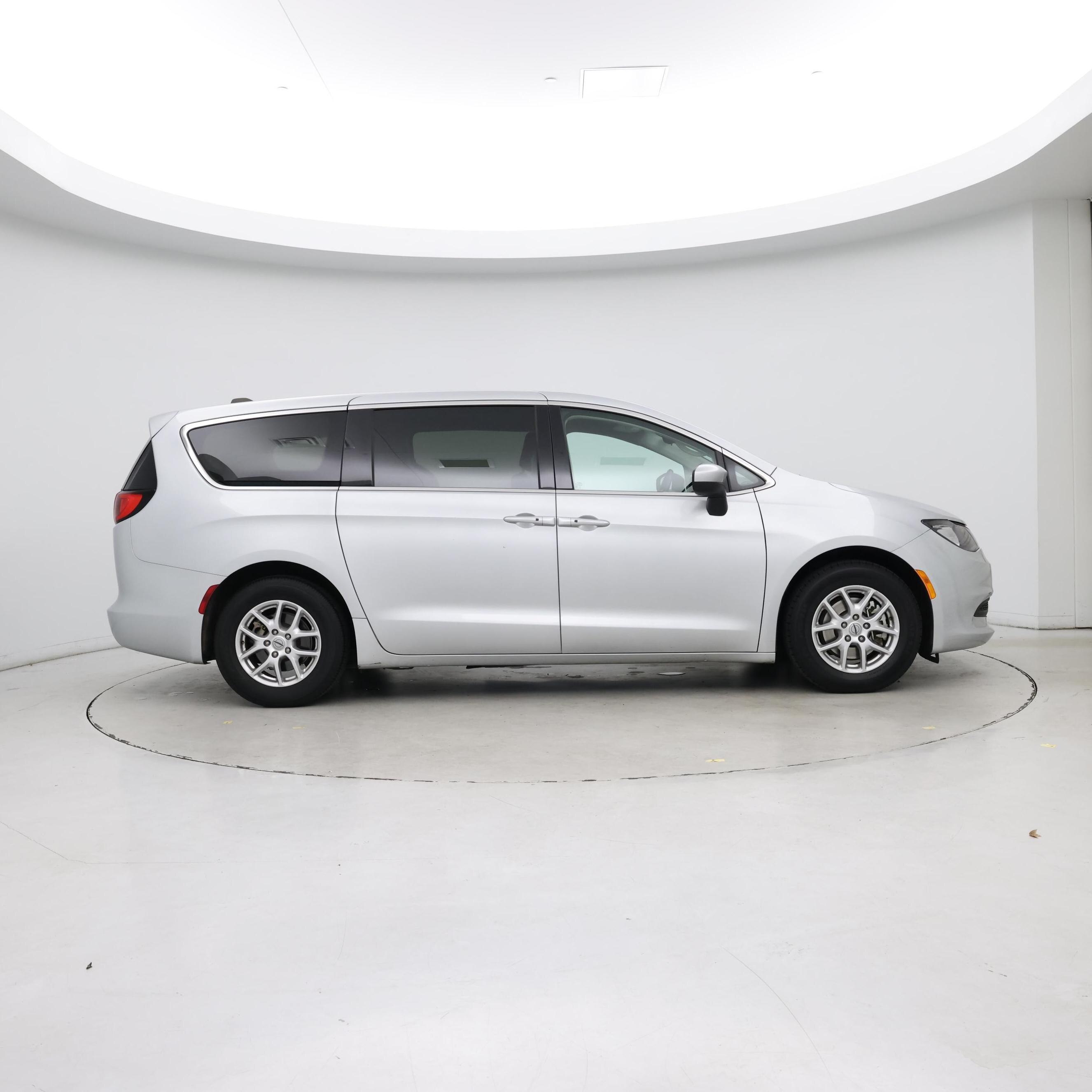 Thumbnail: 2023 Chrysler Voyager - 7