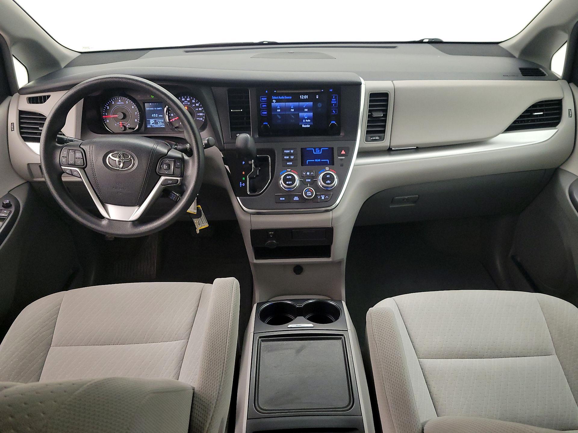 Thumbnail: 2017 Toyota Sienna - 9