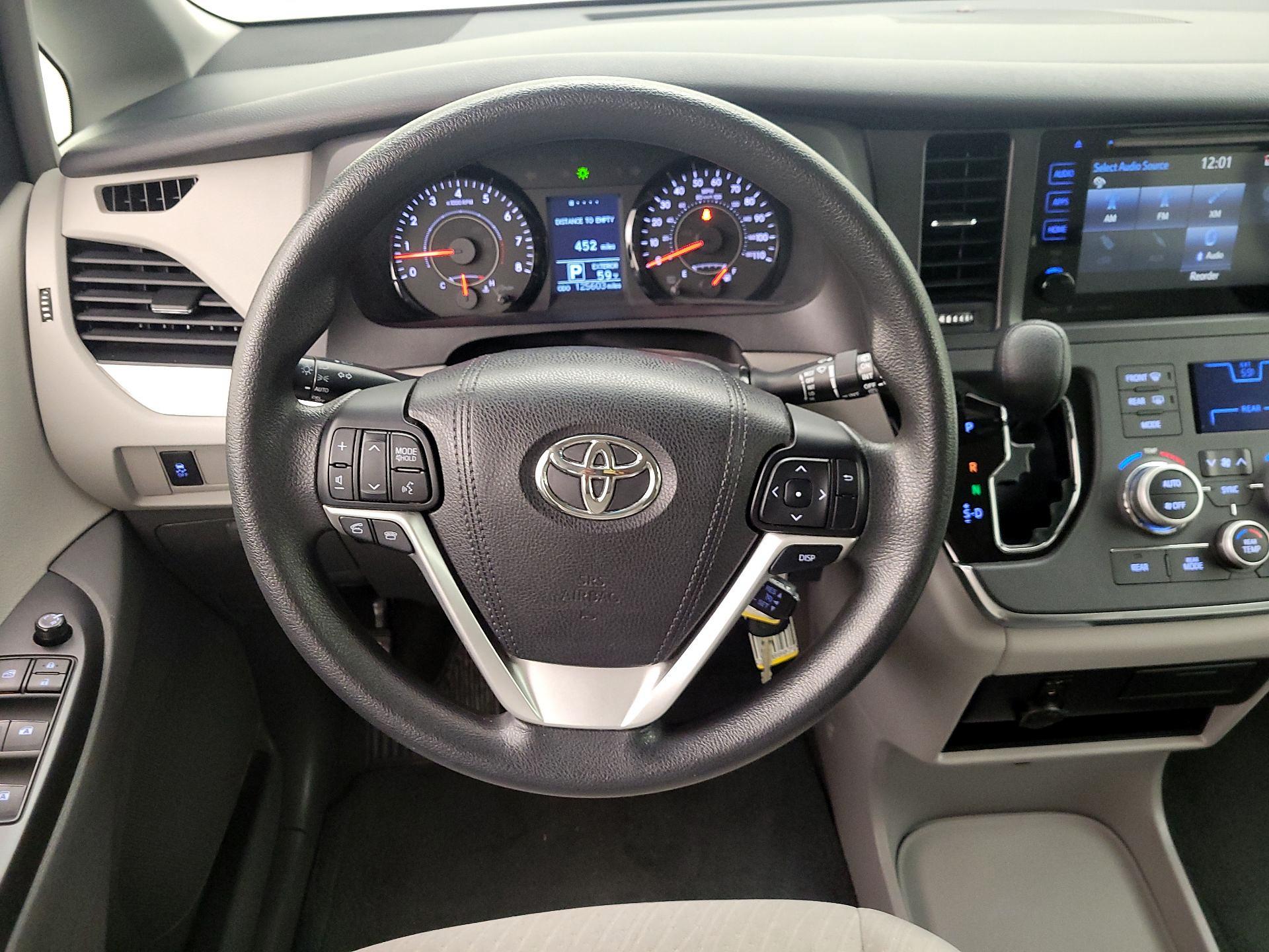 Thumbnail: 2017 Toyota Sienna - 10