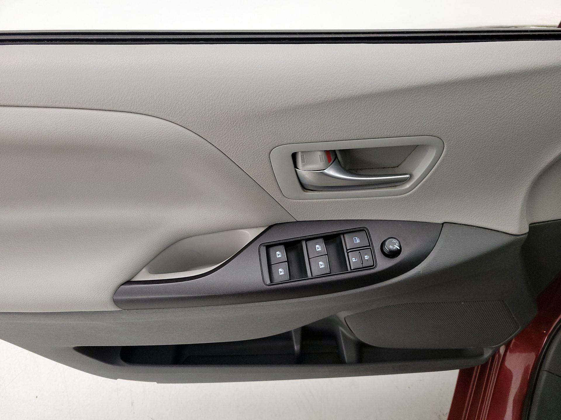 Thumbnail: 2017 Toyota Sienna - 12