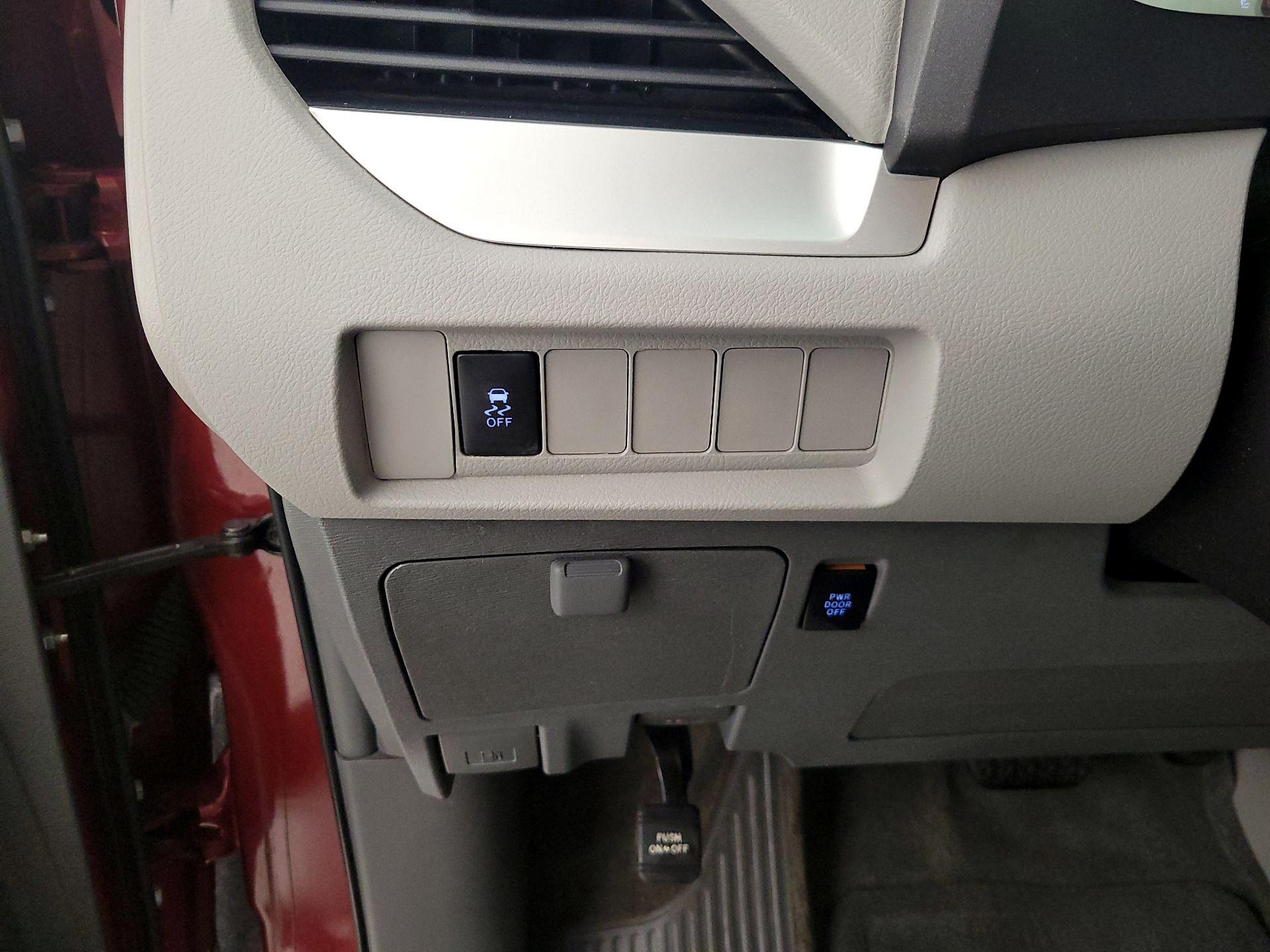 Thumbnail: 2017 Toyota Sienna - 13