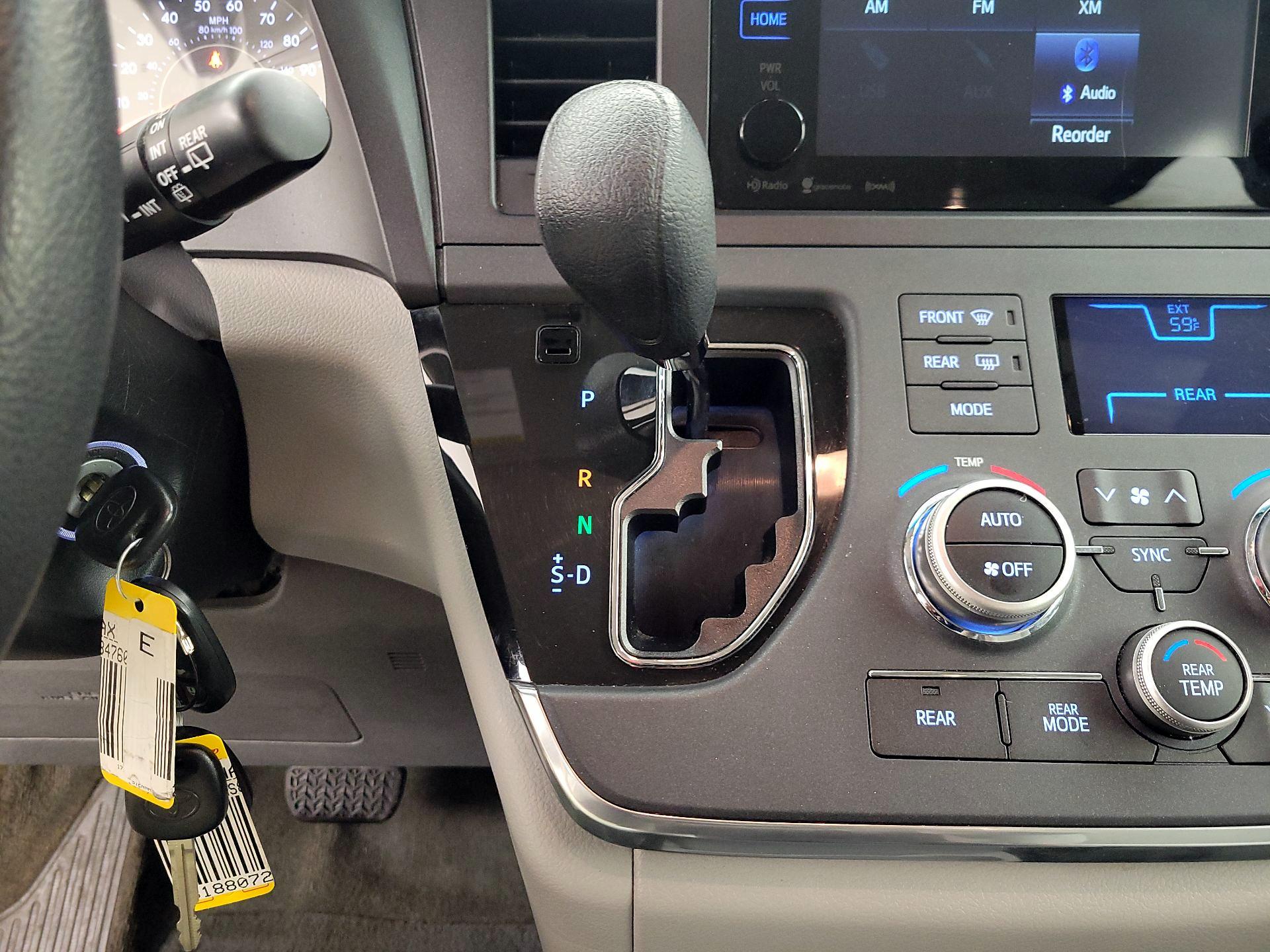 Thumbnail: 2017 Toyota Sienna - 17