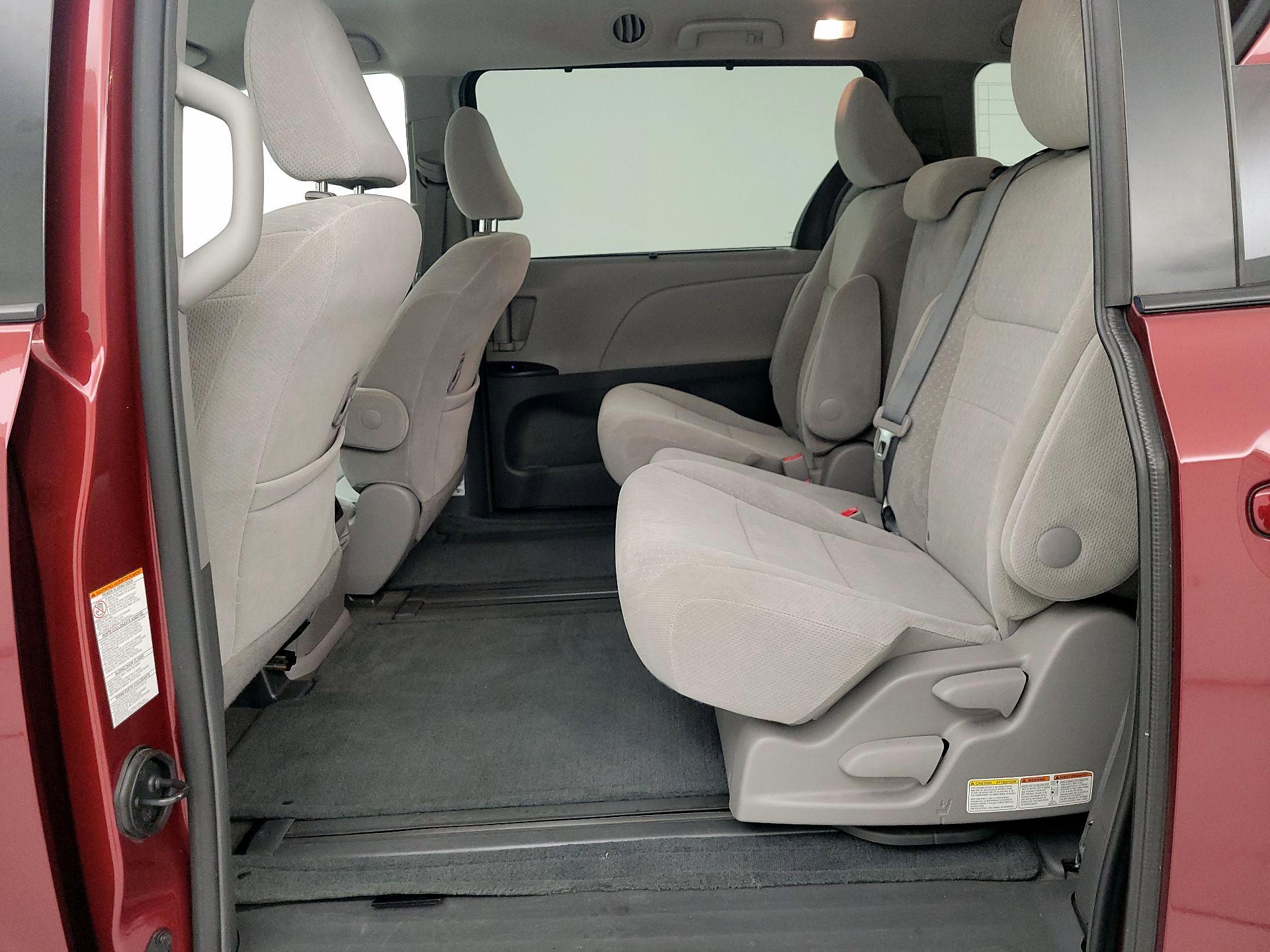 Thumbnail: 2017 Toyota Sienna - 19