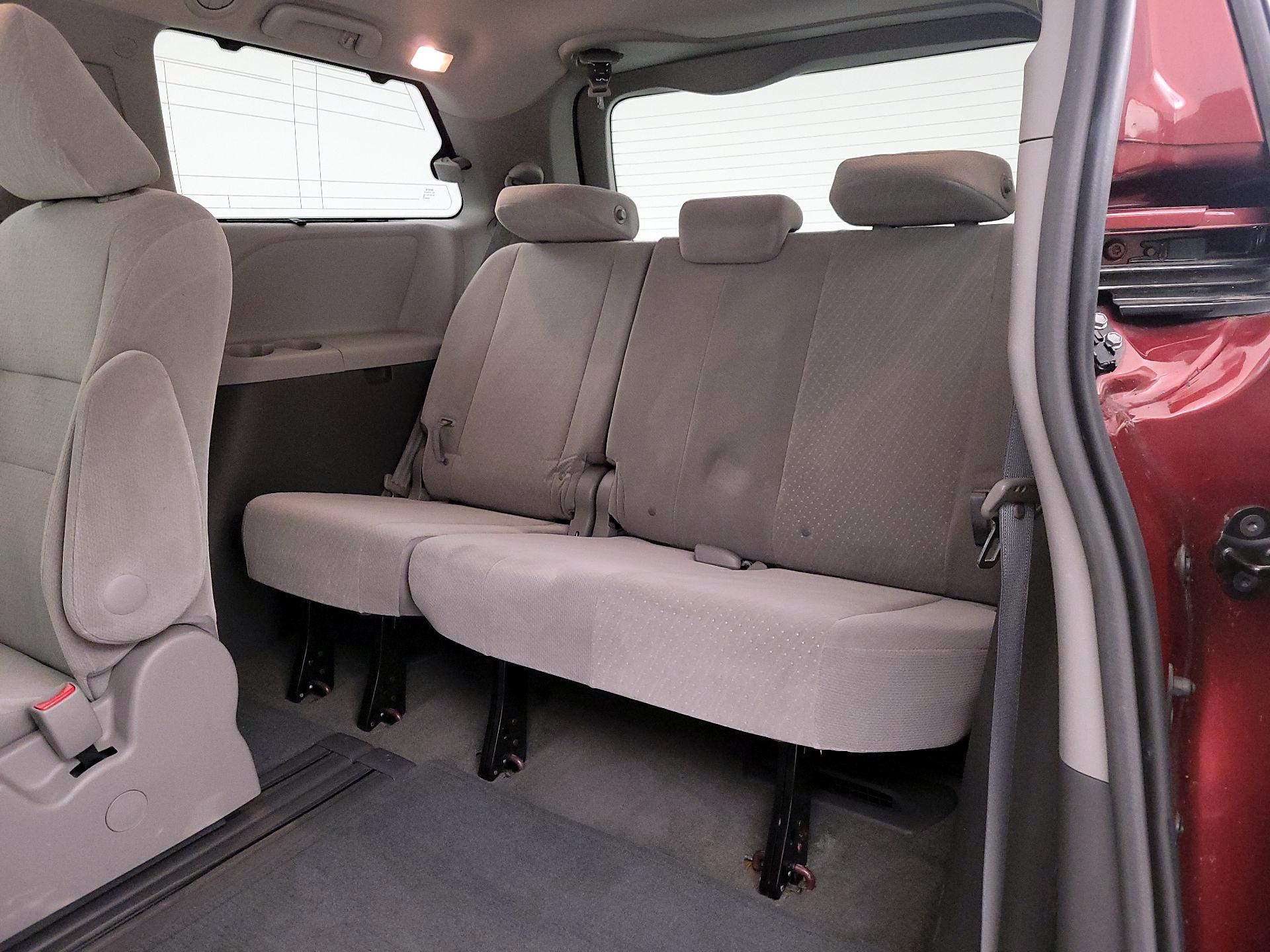 Thumbnail: 2017 Toyota Sienna - 20