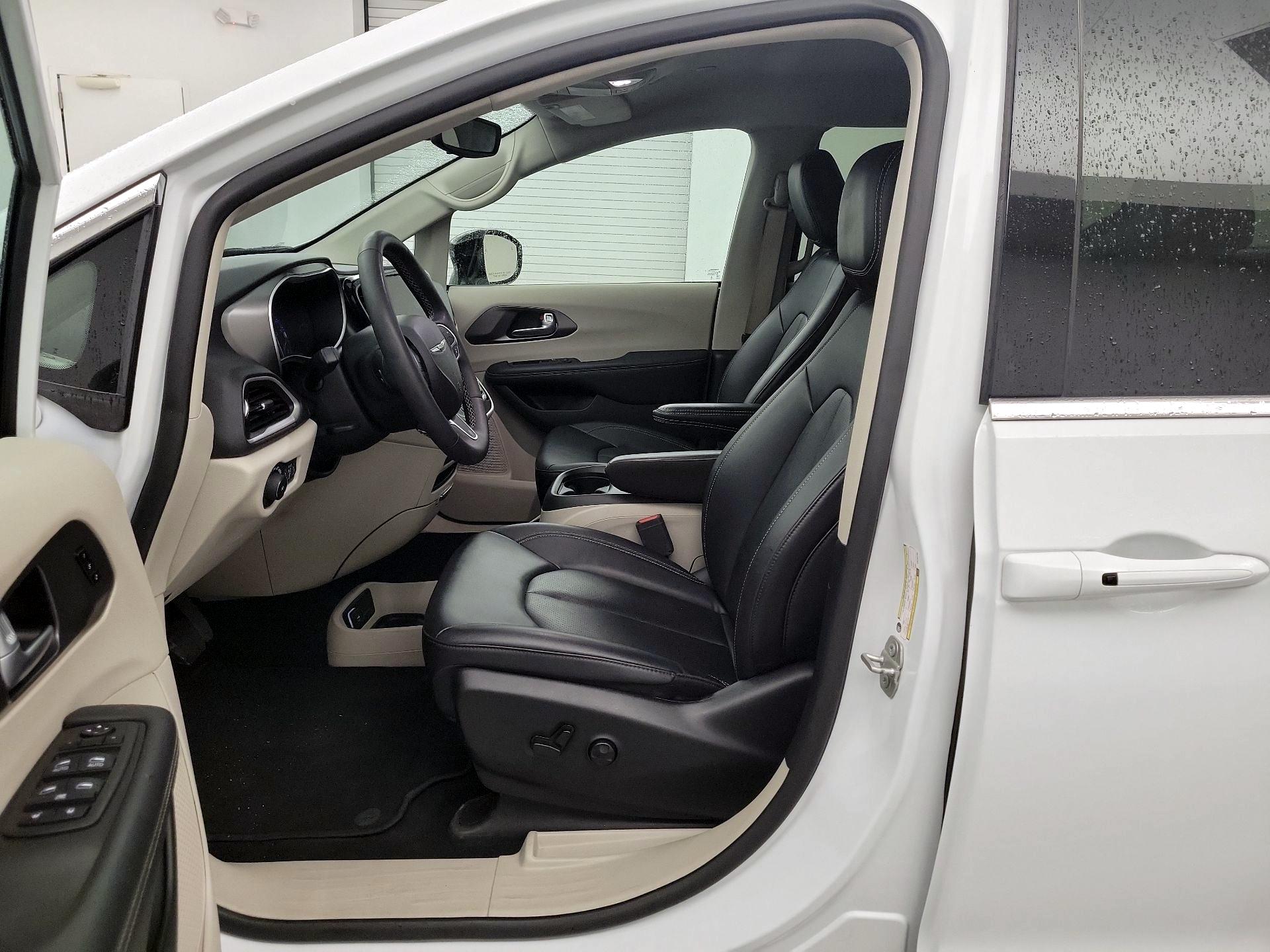 Thumbnail: 2024 Chrysler Pacifica - 9