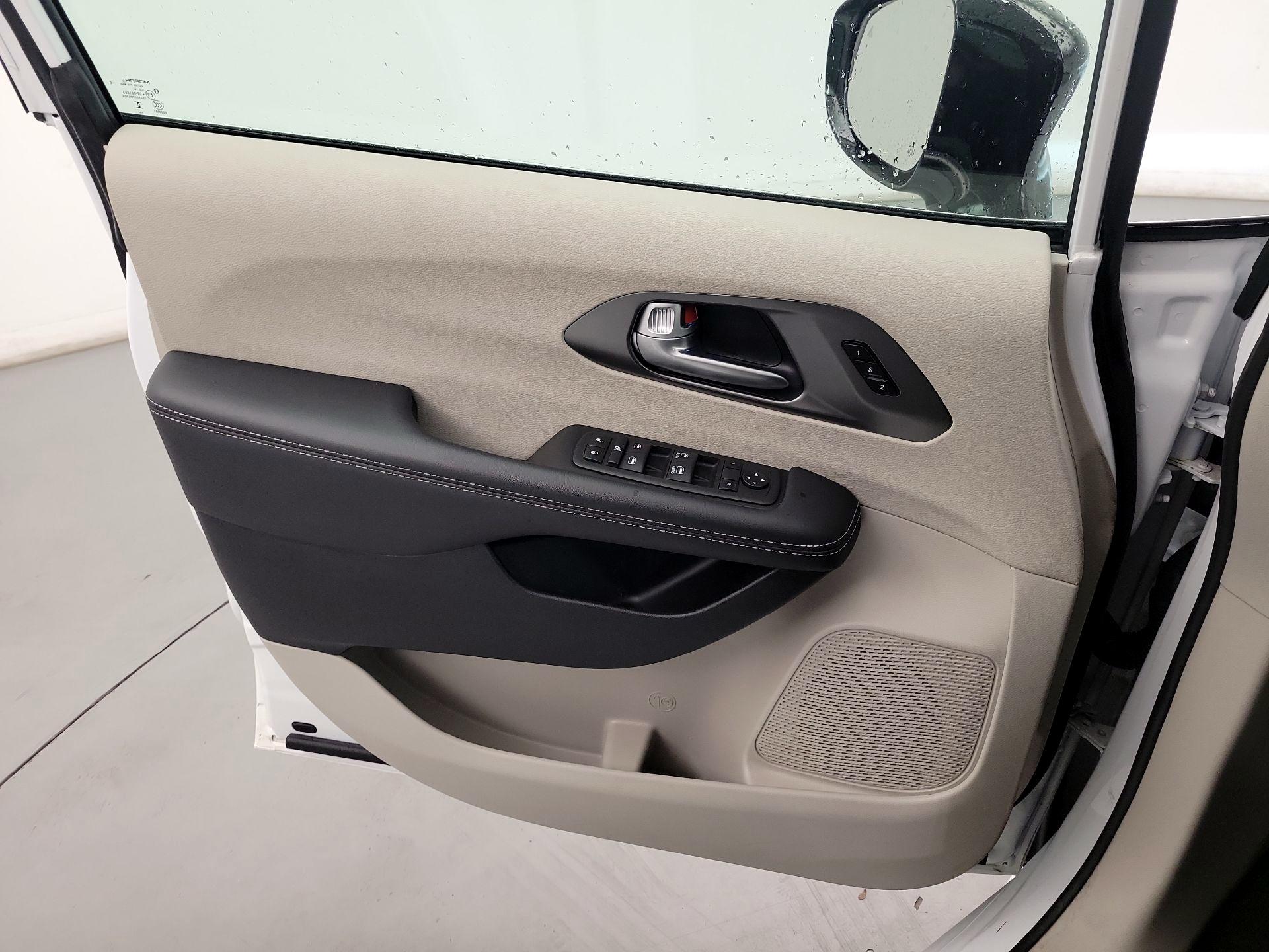 Thumbnail: 2024 Chrysler Pacifica - 10