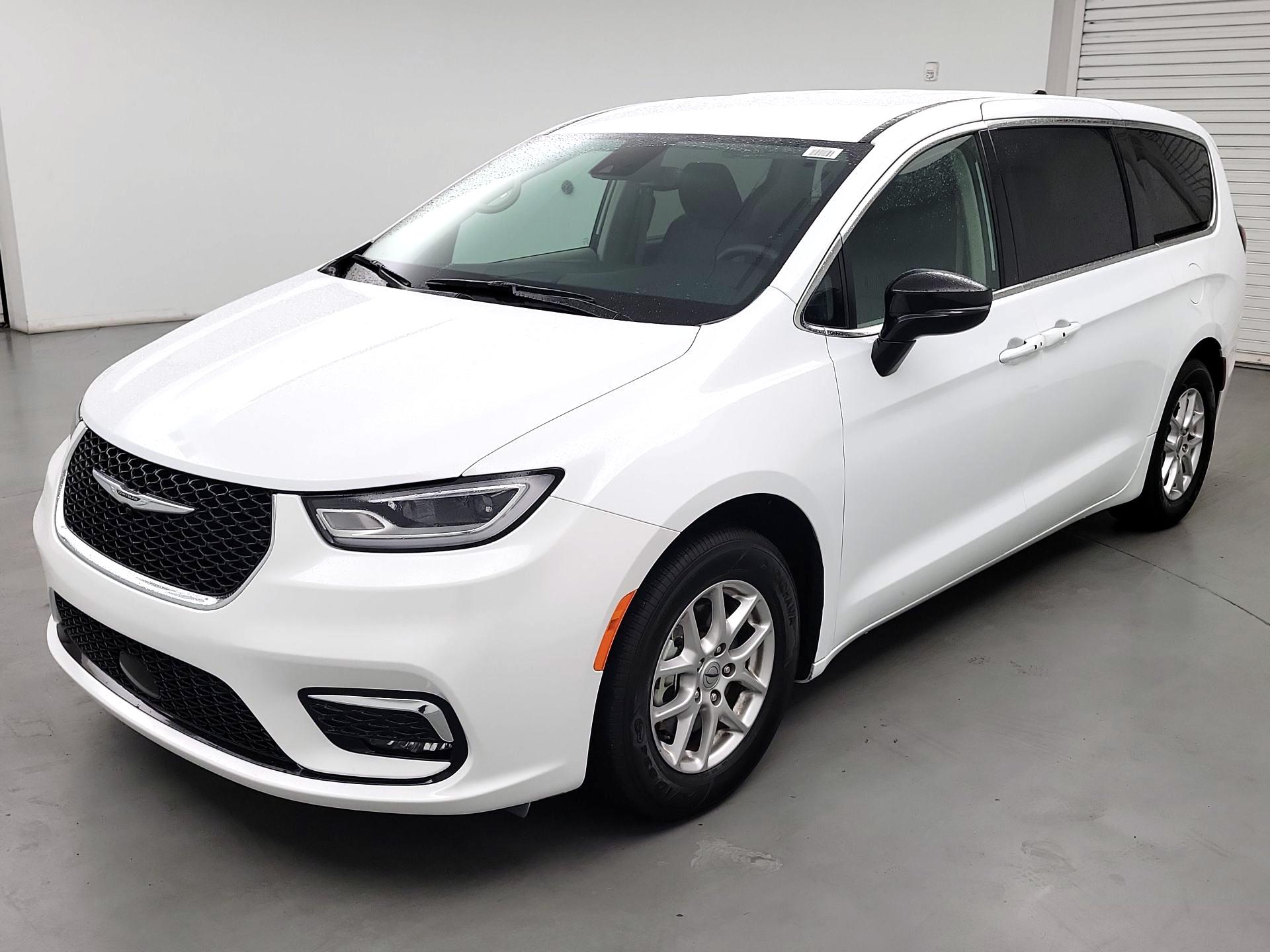 Thumbnail: 2024 Chrysler Pacifica - 3