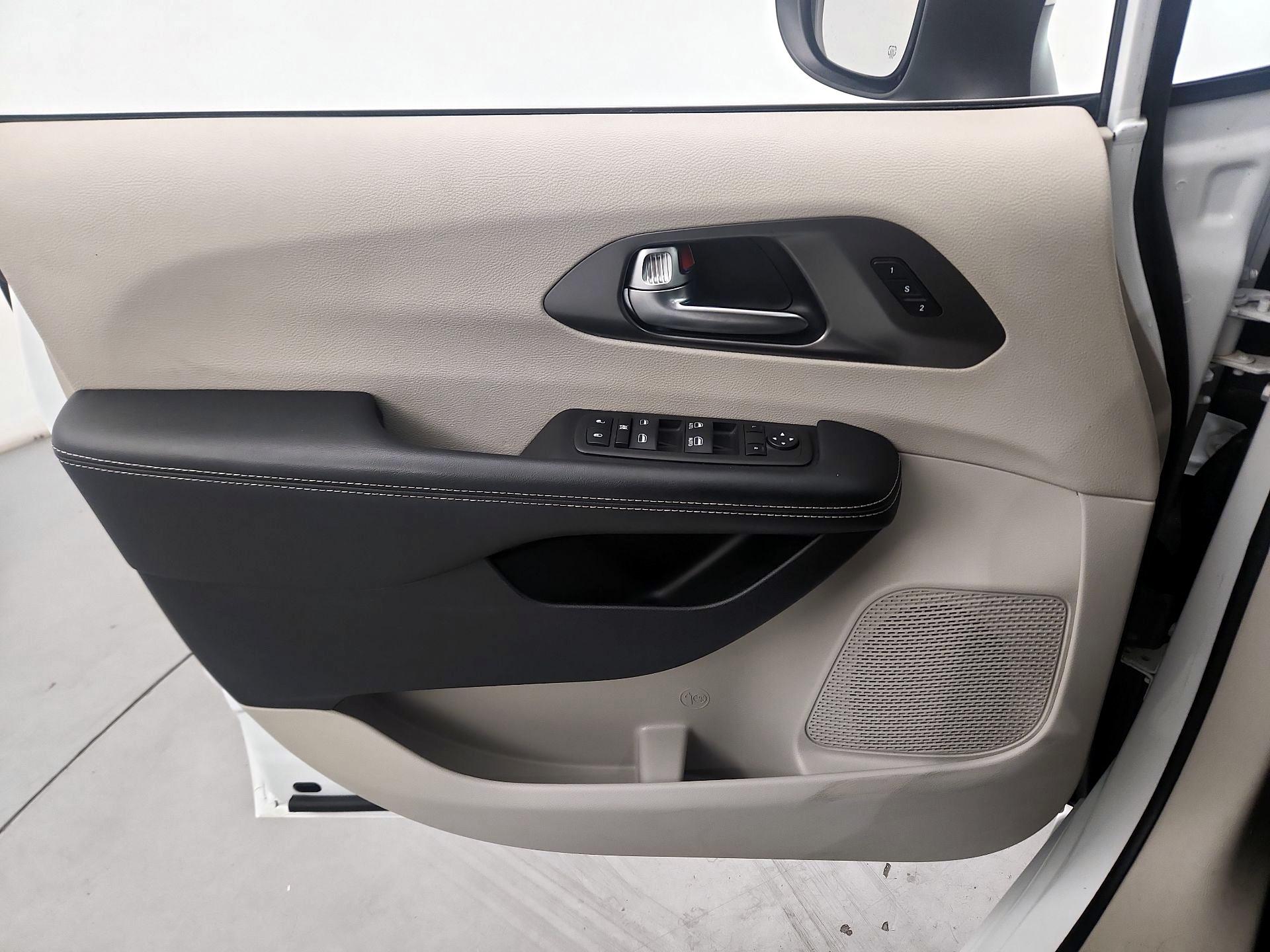 Thumbnail: 2023 Chrysler Pacifica - 10