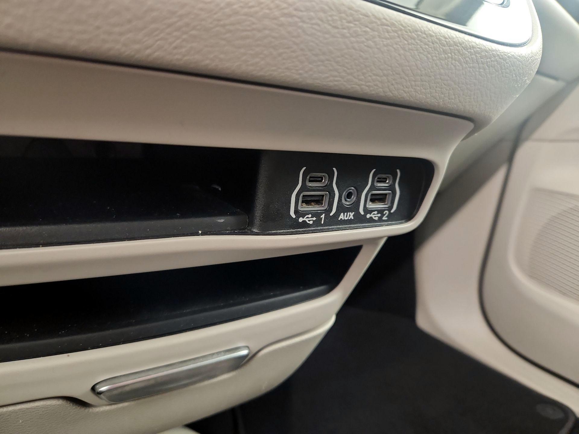 Thumbnail: 2023 Chrysler Pacifica - 16