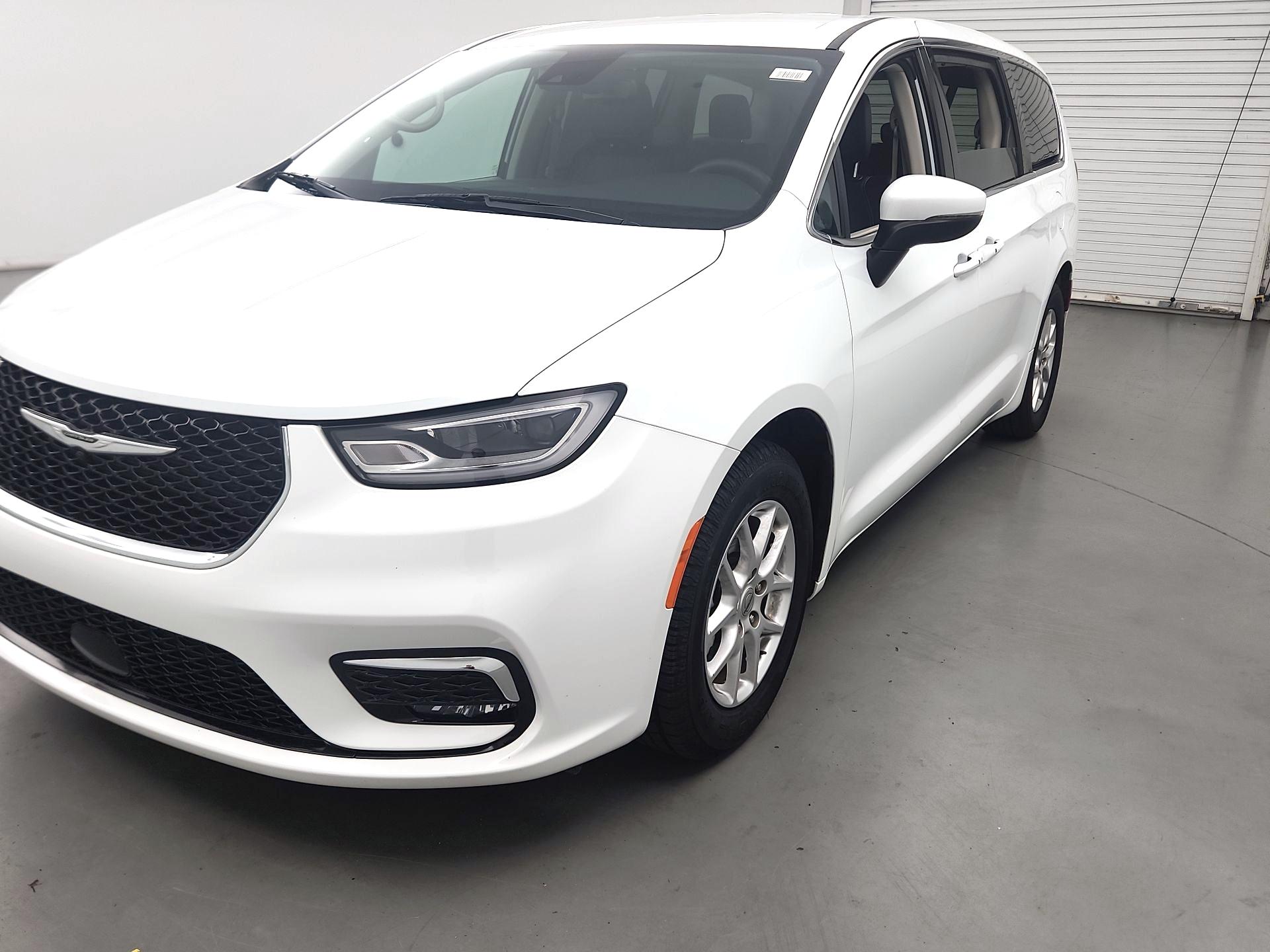 Thumbnail: 2023 Chrysler Pacifica - 3