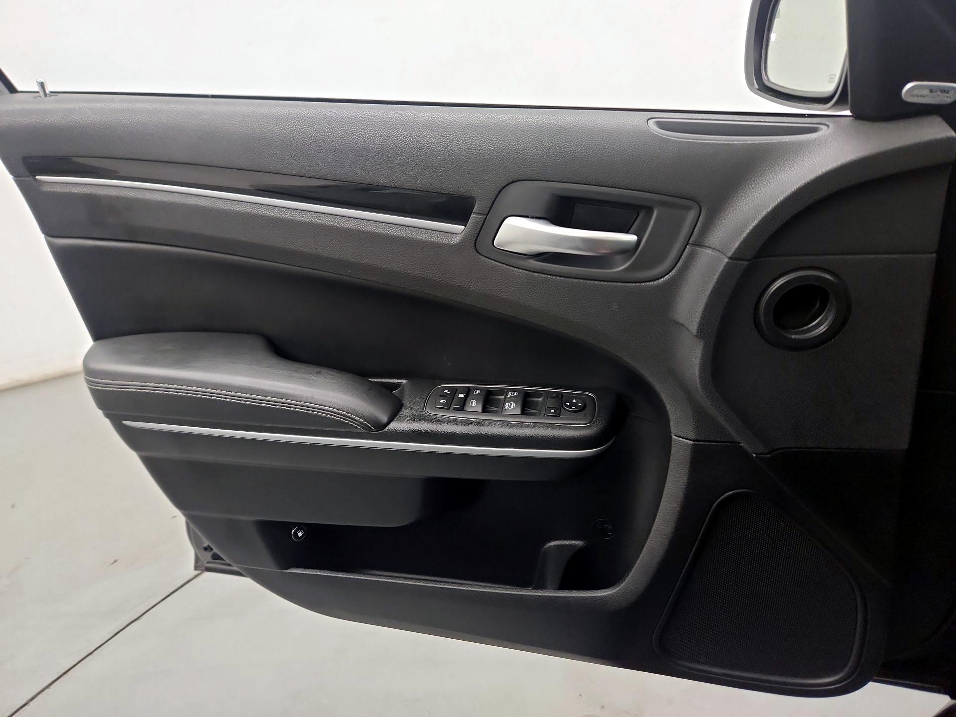 Thumbnail: 2023 Chrysler 300 - 10