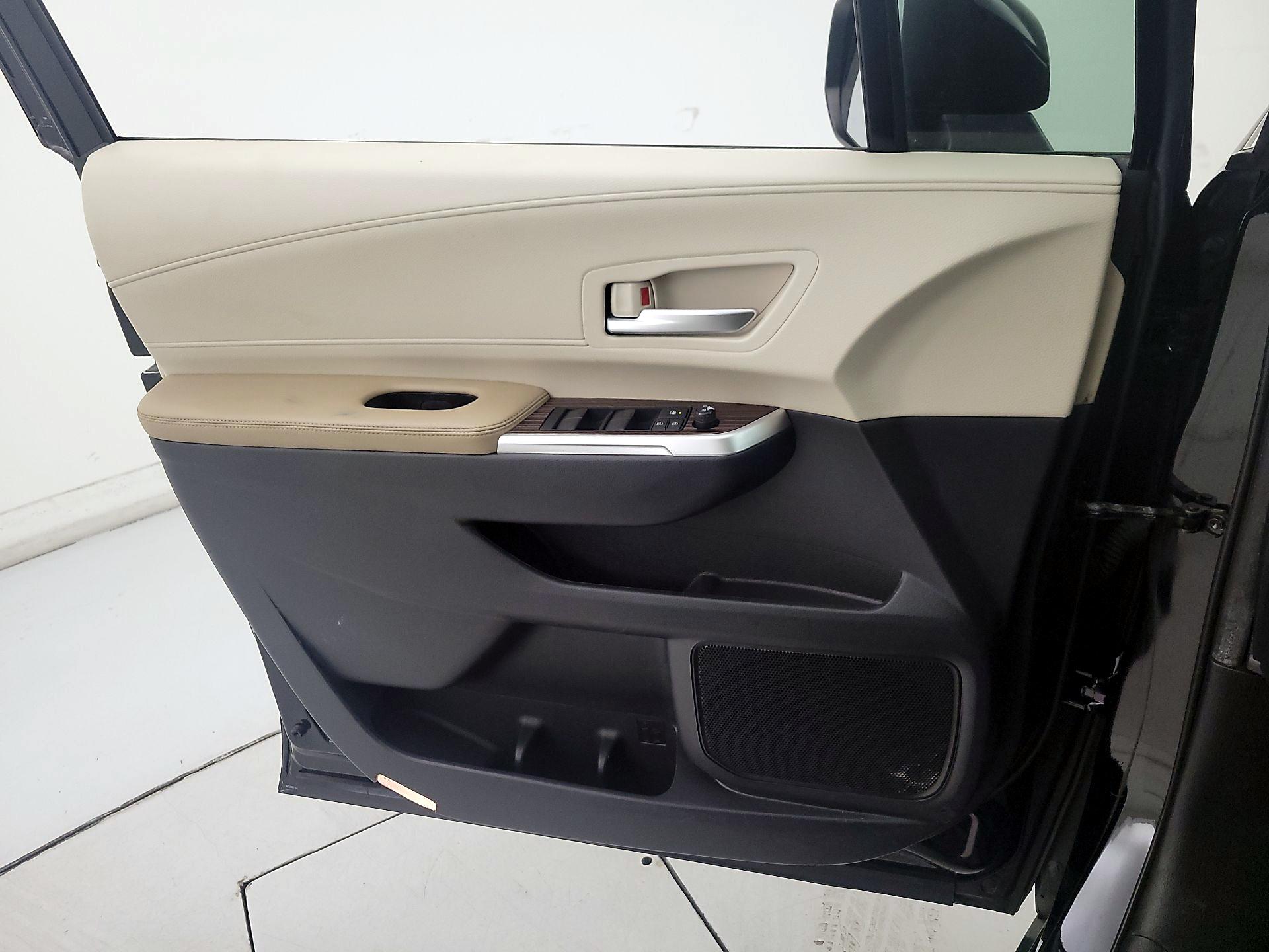 Thumbnail: 2021 Toyota Sienna - 12