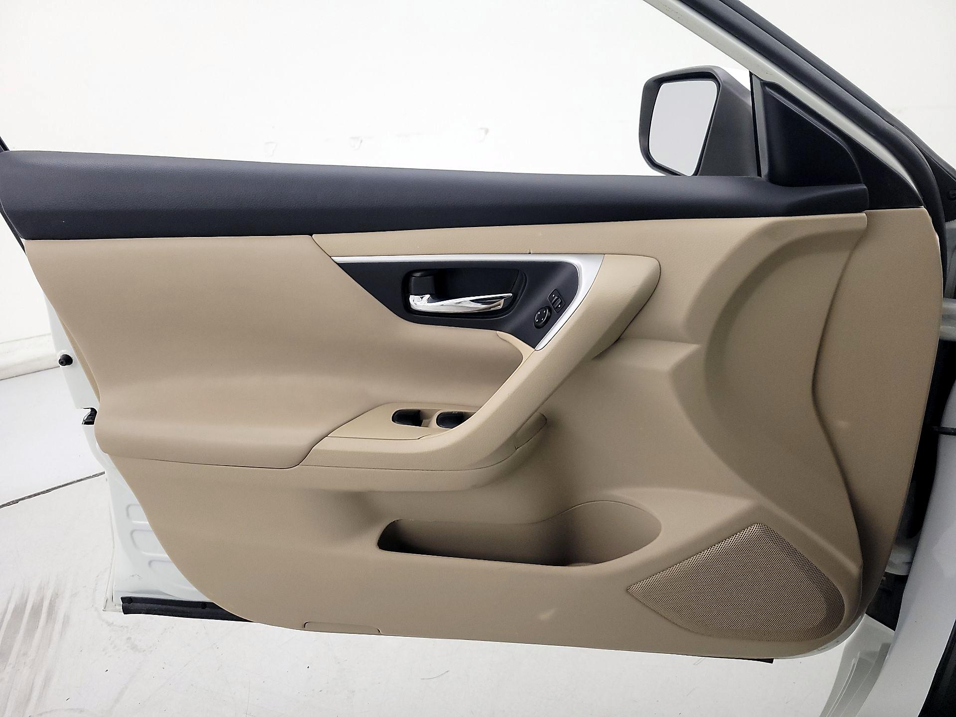 Thumbnail: 2017 Nissan Altima - 12