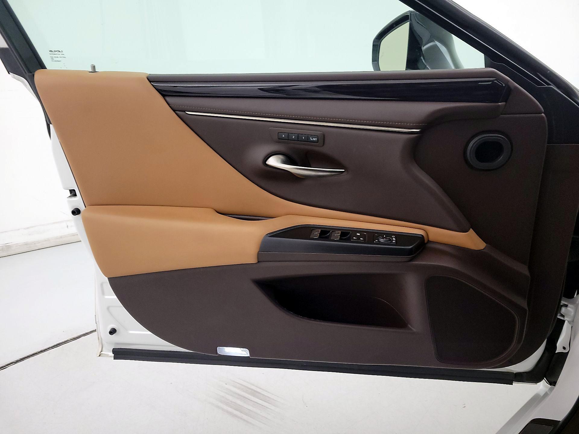 Thumbnail: 2021 Lexus ES - 12