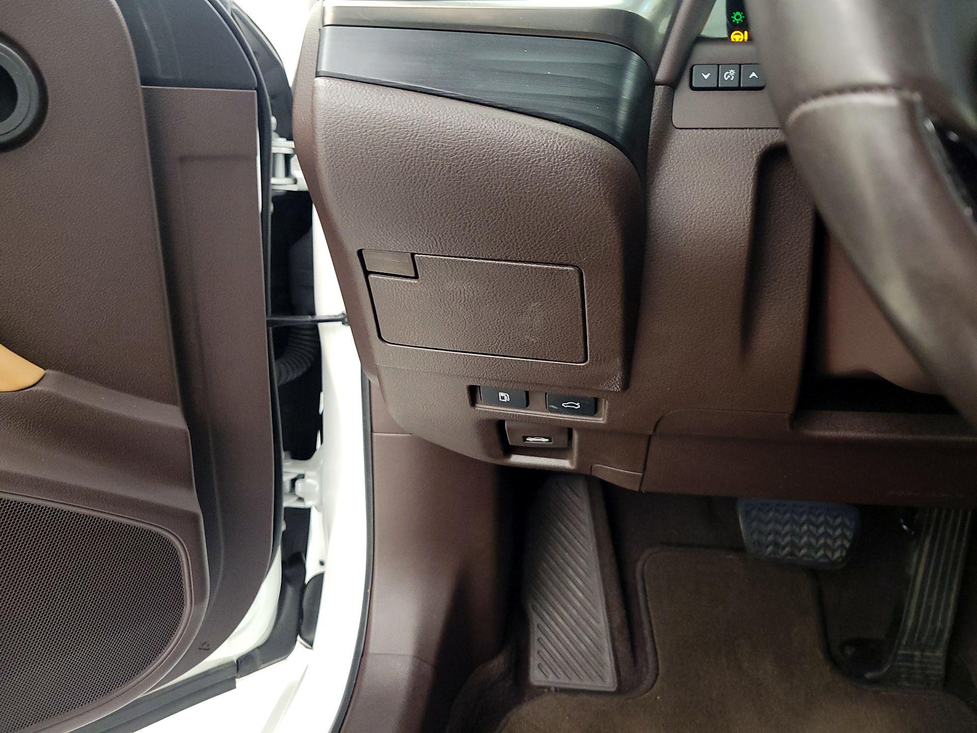 Thumbnail: 2021 Lexus ES - 13