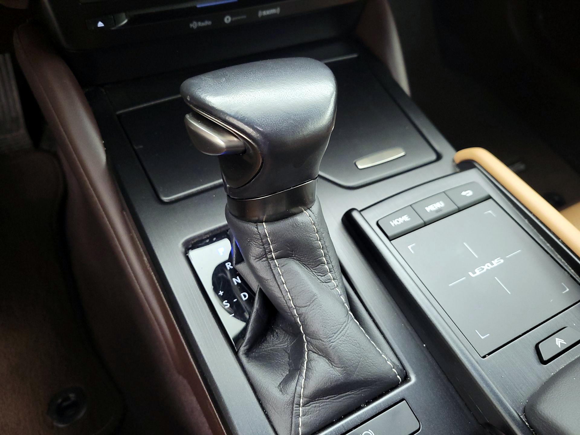 Thumbnail: 2021 Lexus ES - 17