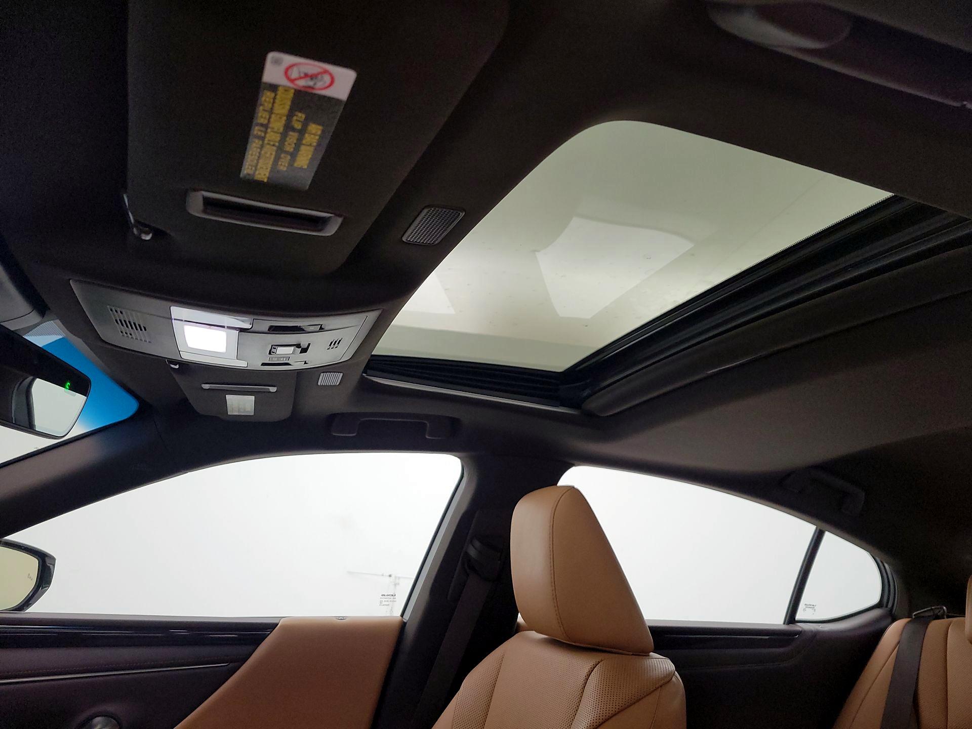 Thumbnail: 2021 Lexus ES - 19