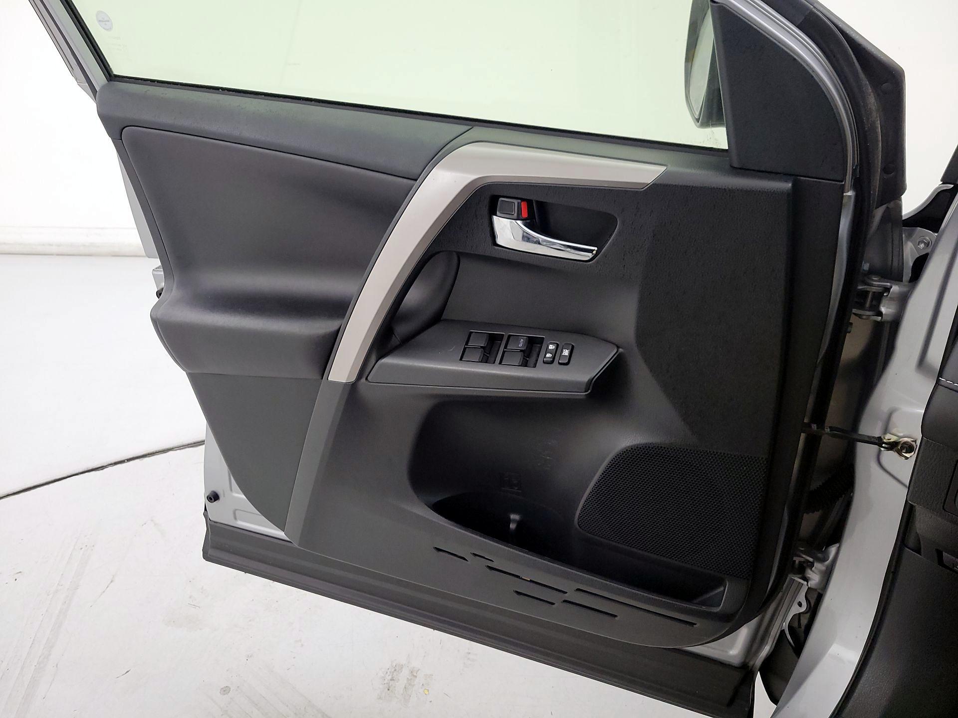 Thumbnail: 2018 Toyota RAV4 - 12