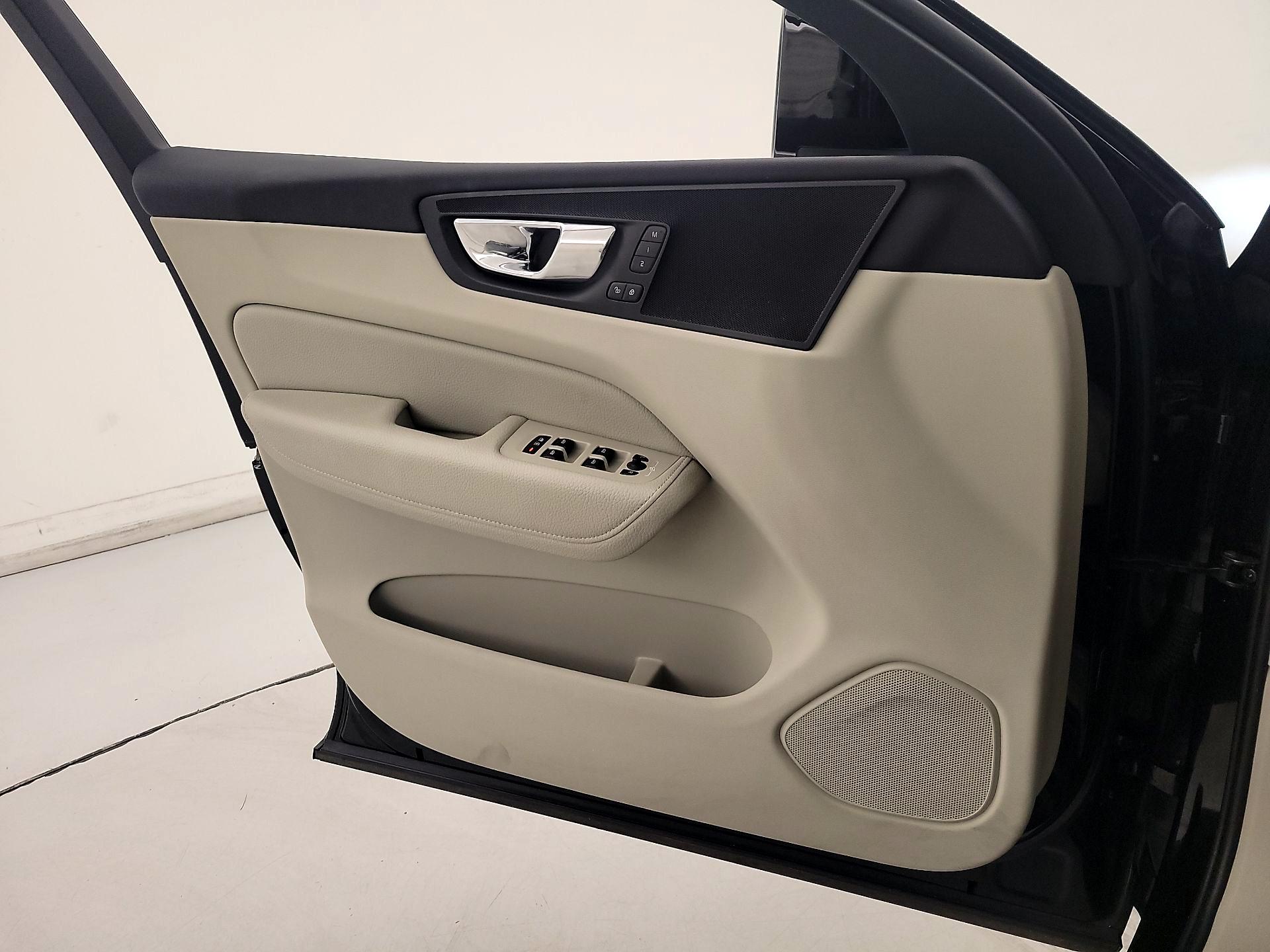 Thumbnail: 2018 Volvo XC60 - 12