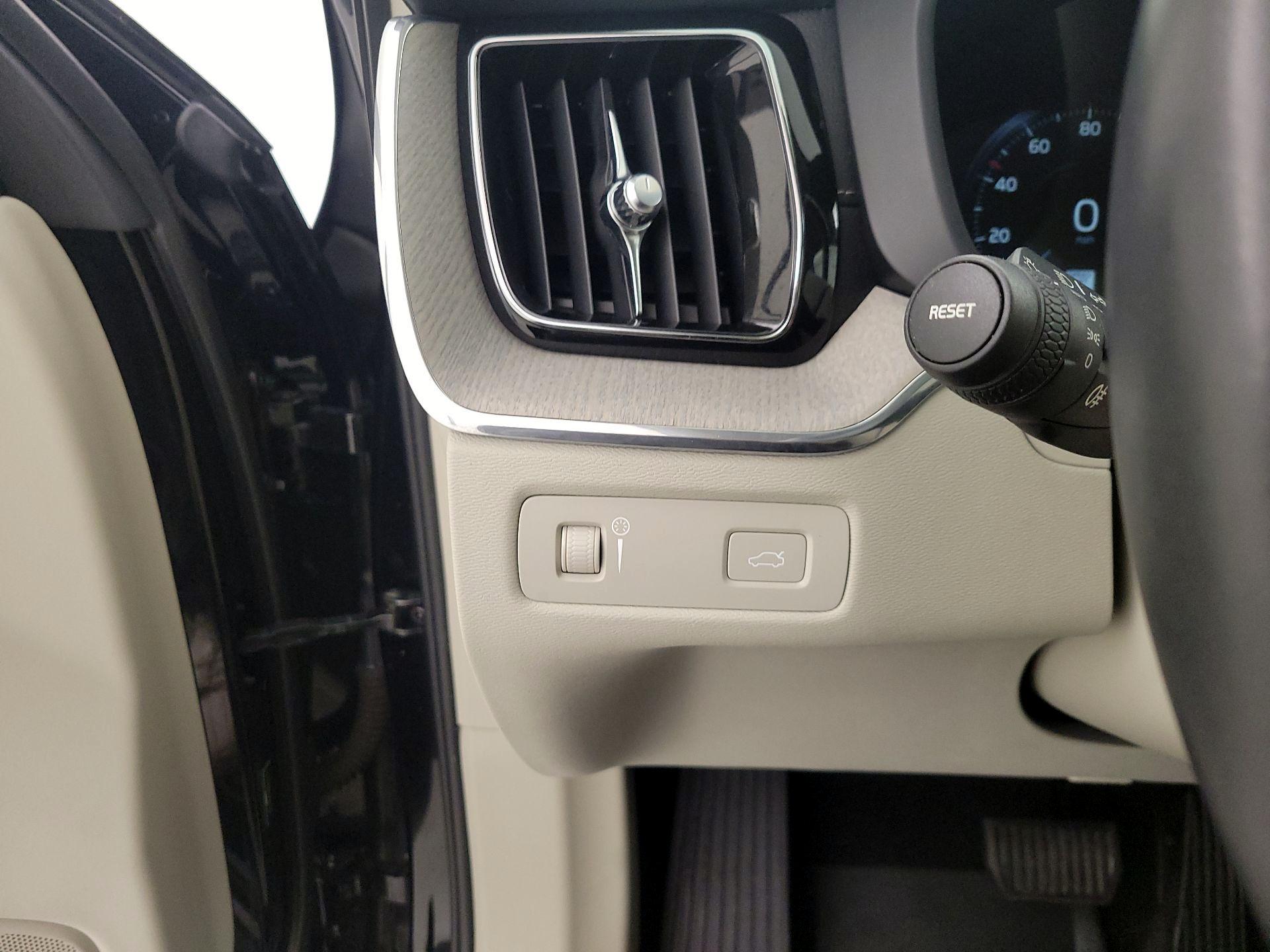 Thumbnail: 2018 Volvo XC60 - 13