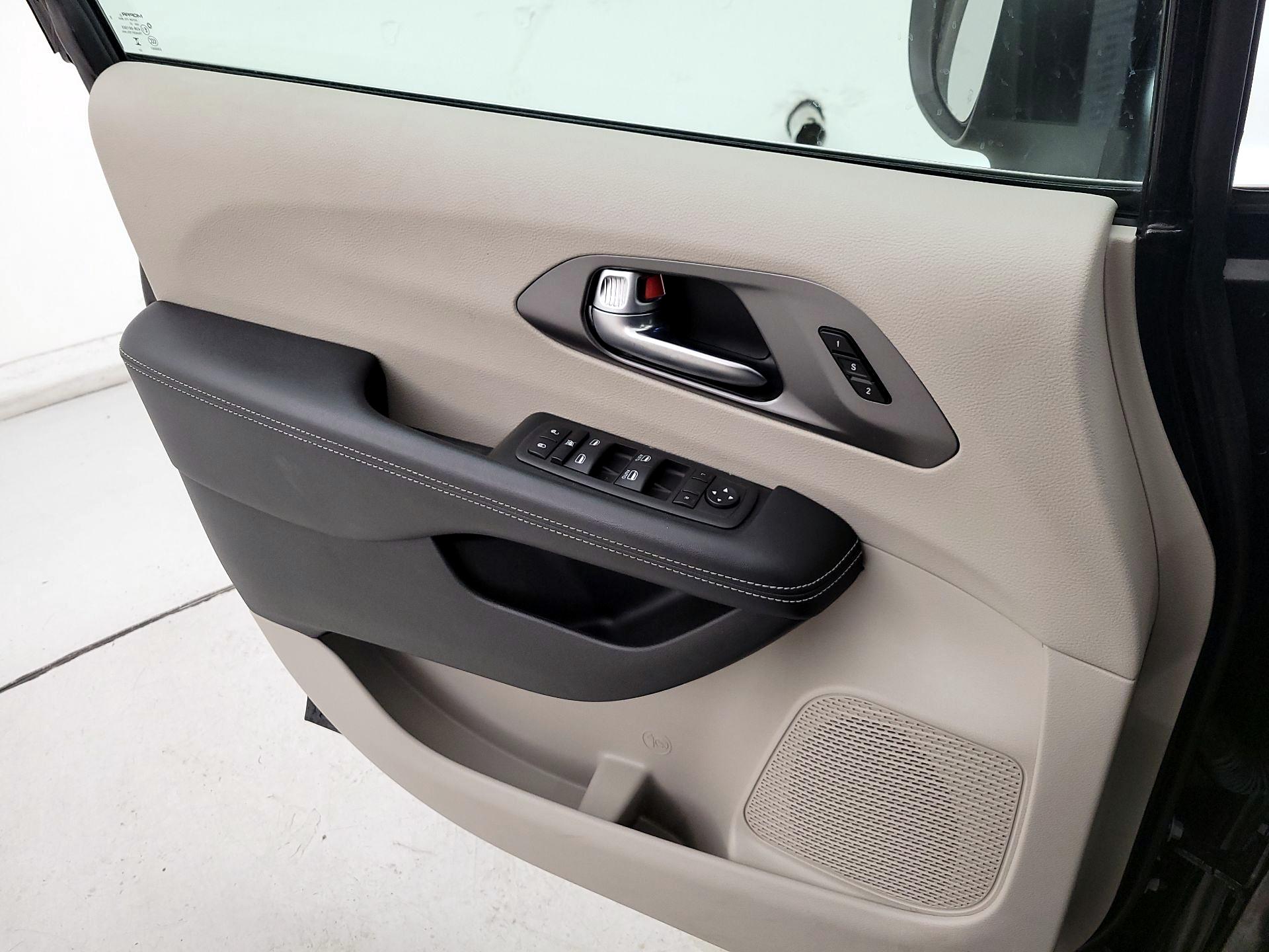 Thumbnail: 2023 Chrysler Pacifica - 12