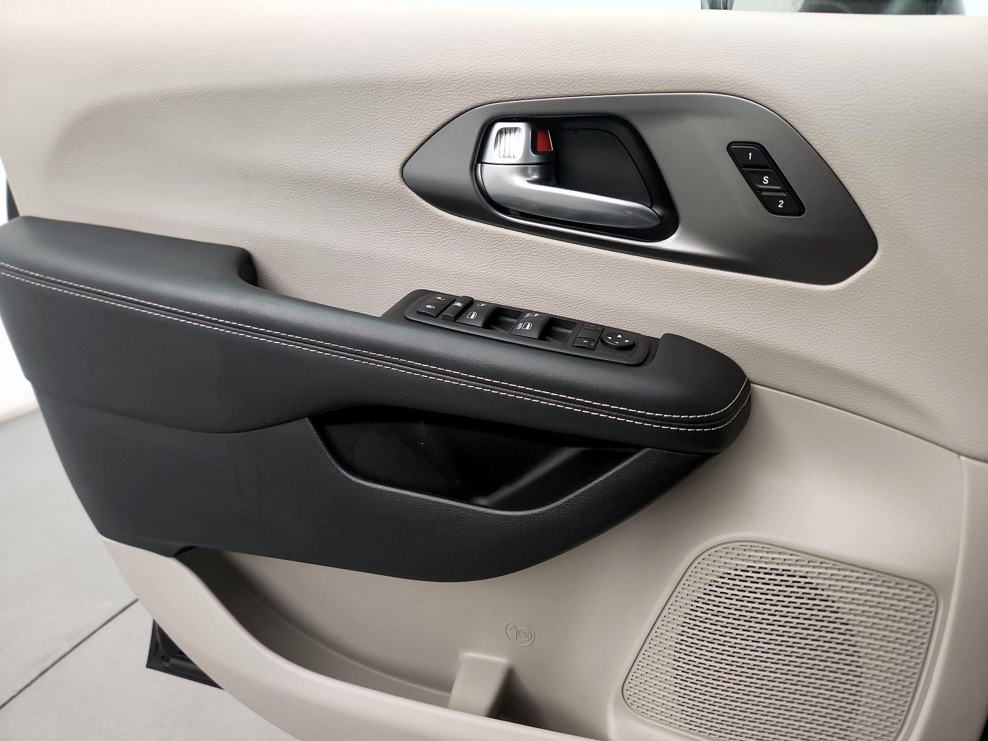 Thumbnail: 2024 Chrysler Pacifica - 10