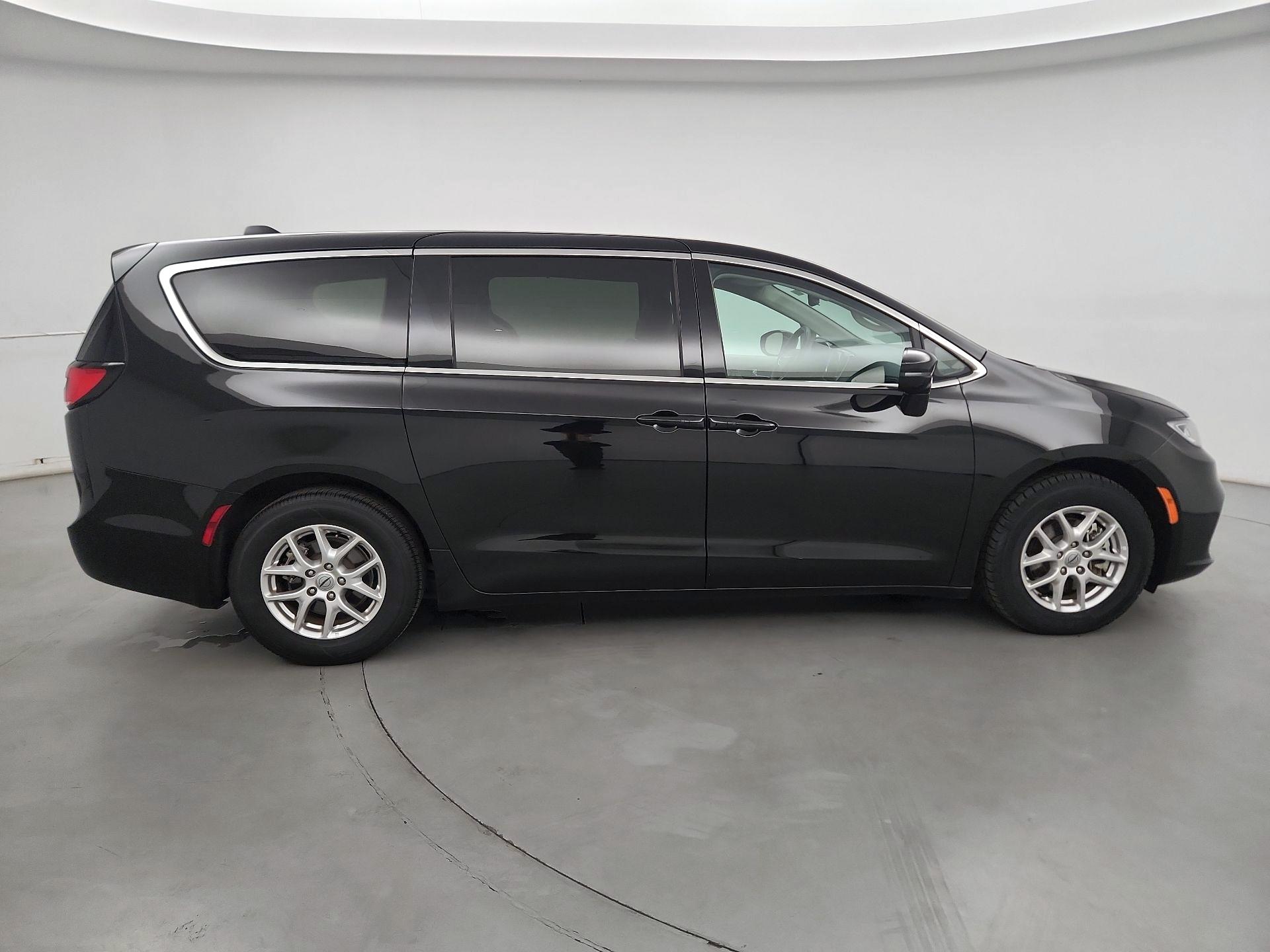 Thumbnail: 2024 Chrysler Pacifica - 4