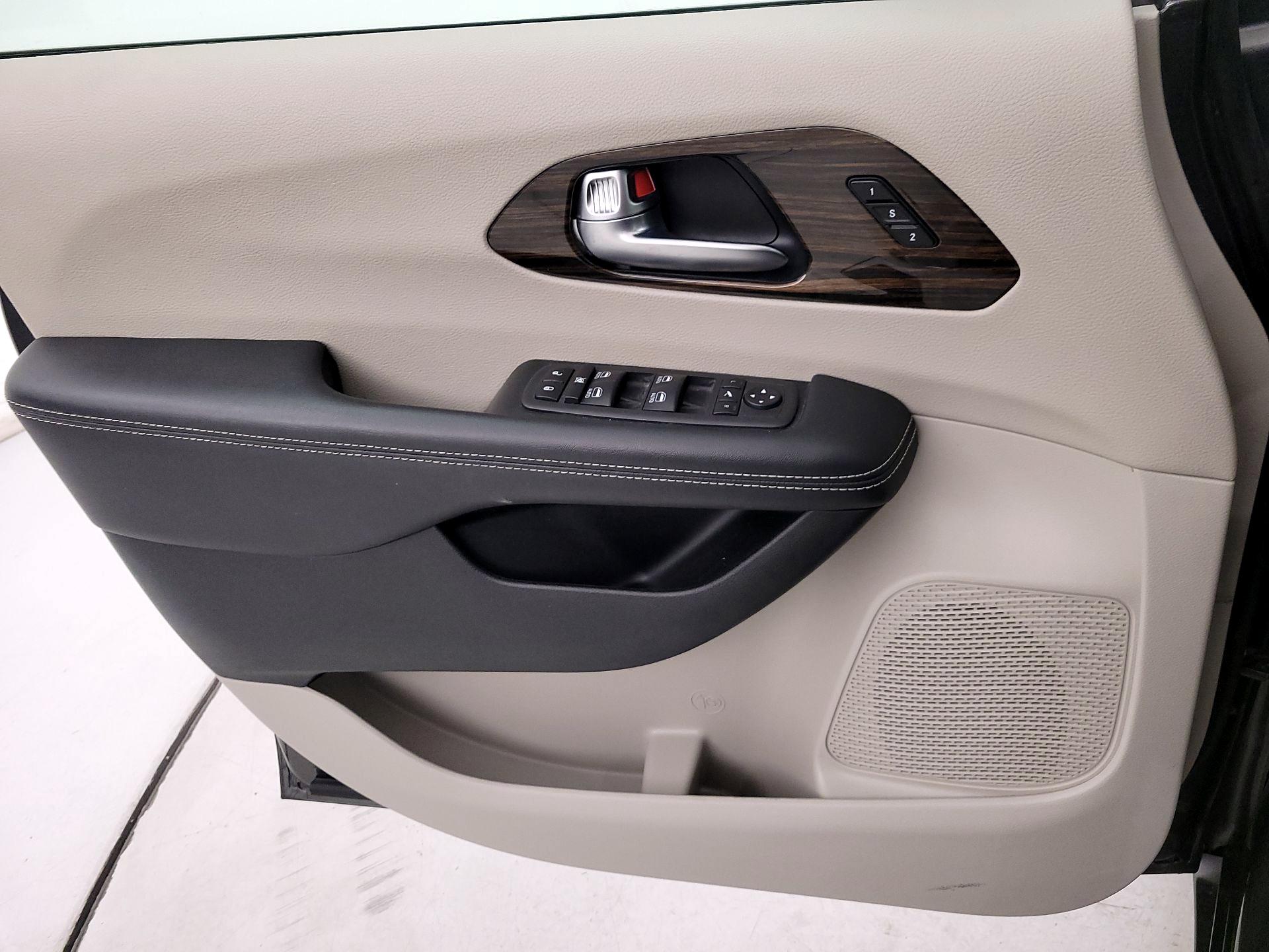 Thumbnail: 2023 Chrysler Pacifica - 10