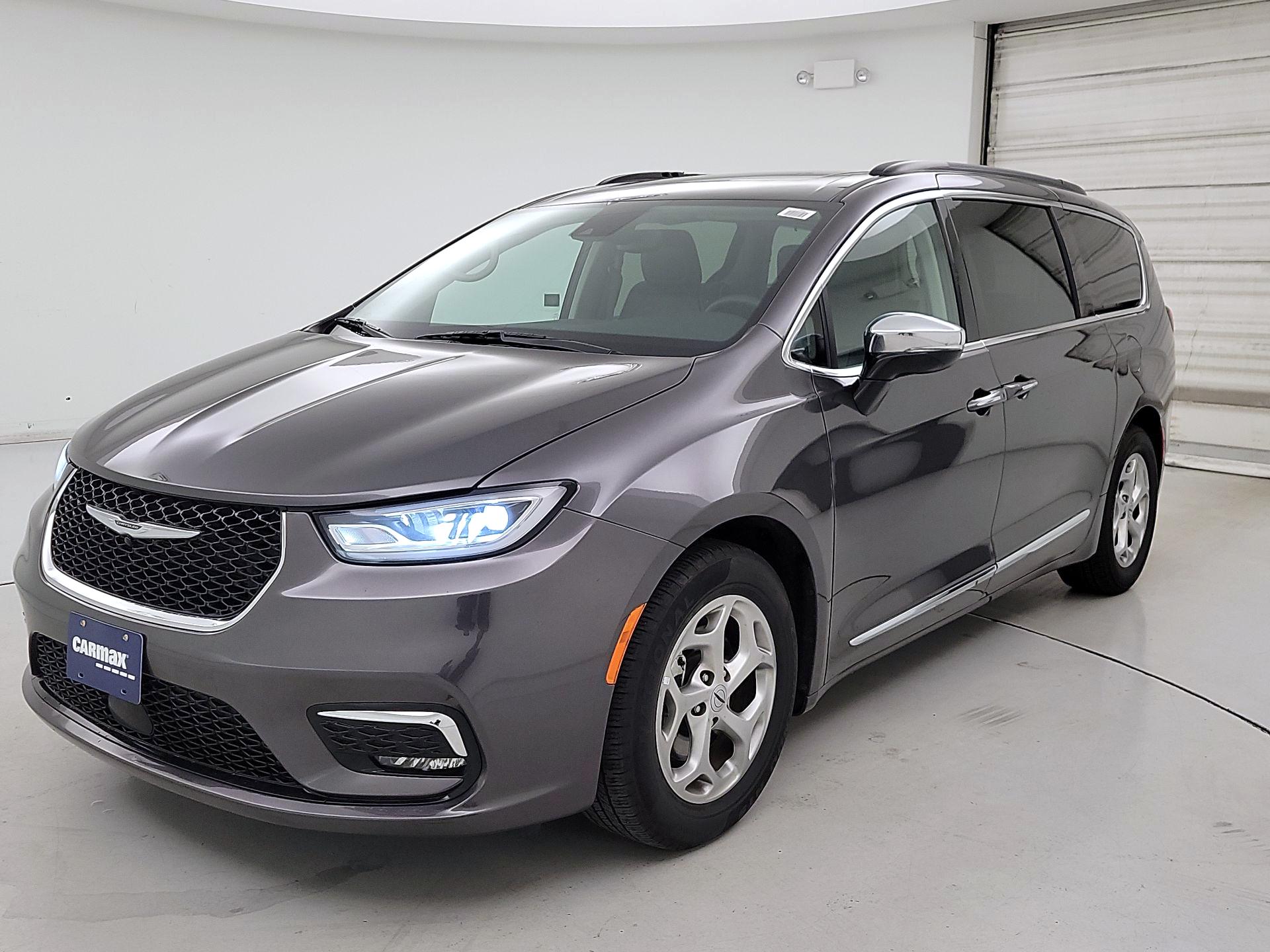 Thumbnail: 2023 Chrysler Pacifica - 3